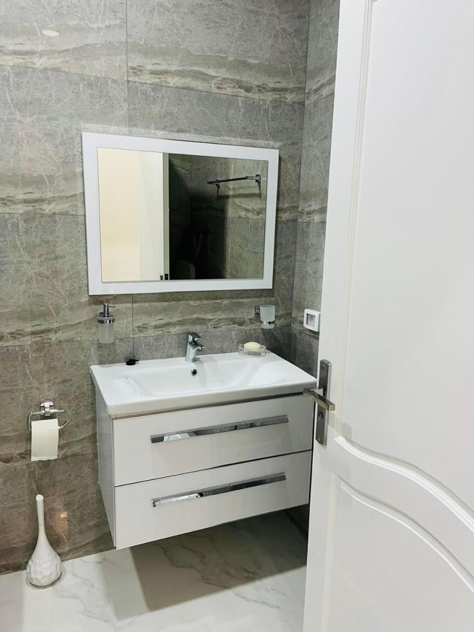 One-Bedroom Apartment photo 3
