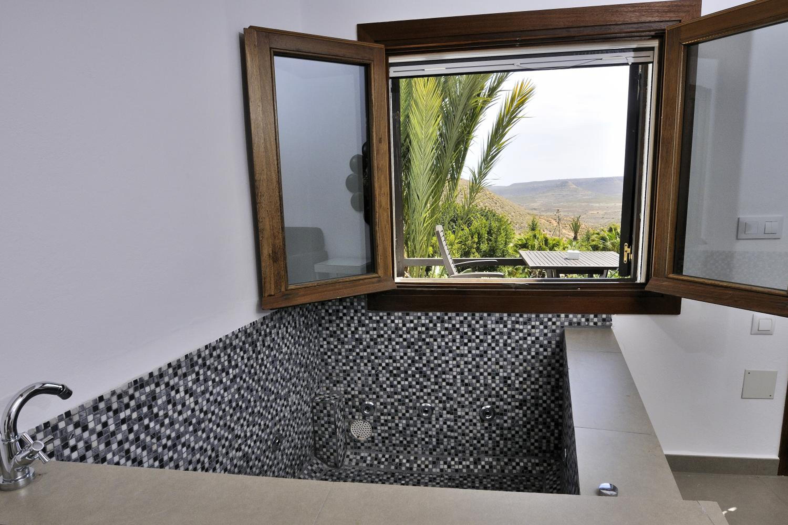 Double Room with Spa Bath - Photo 9