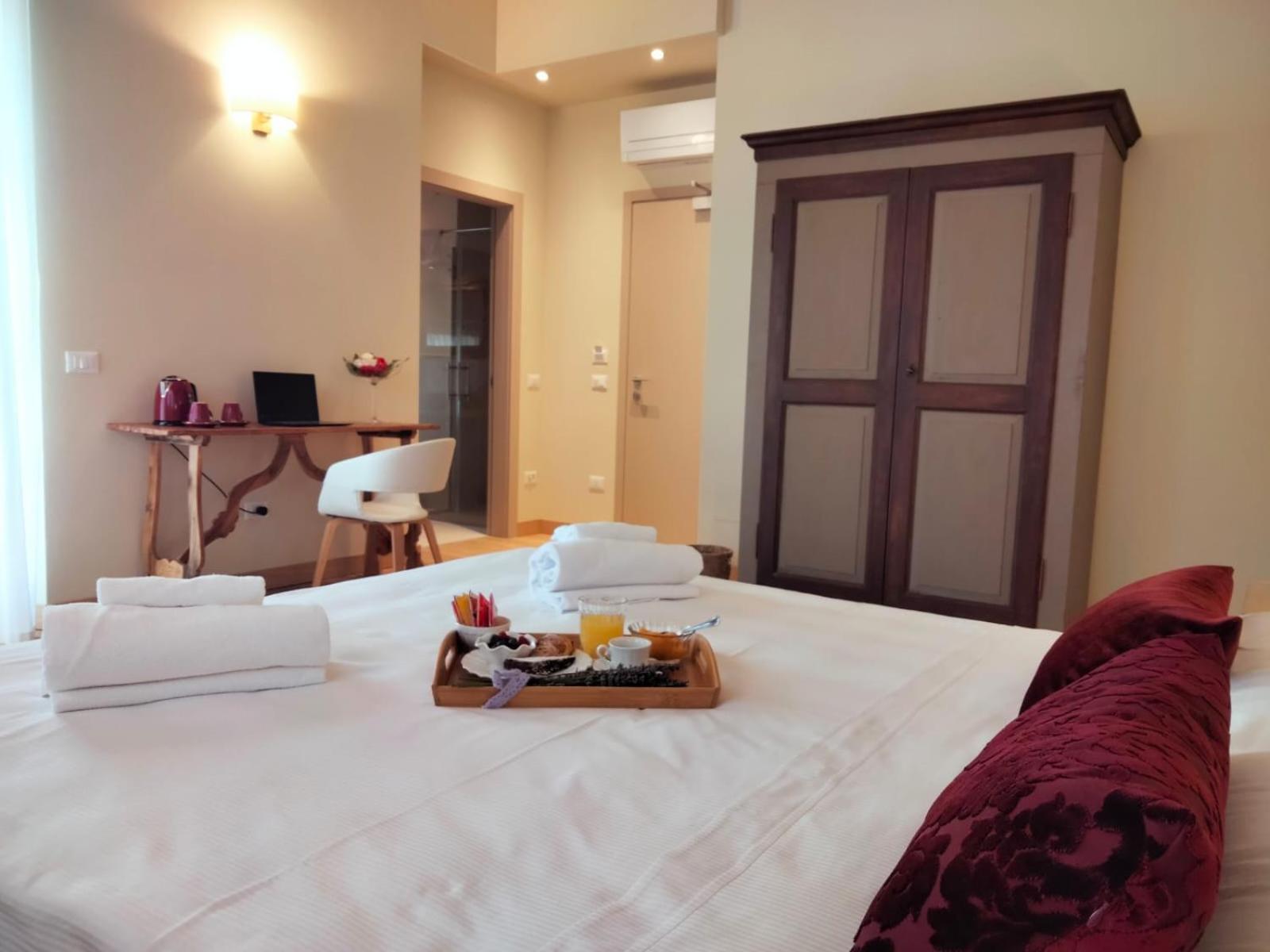 Deluxe Double Room with Balcony photo 3