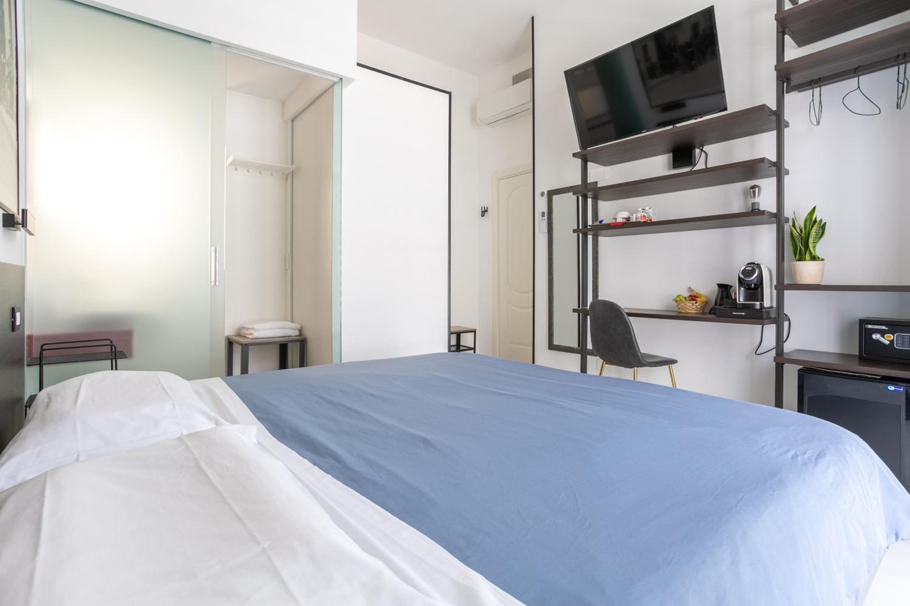 Superior Double or Twin Room with City View - Photo 76