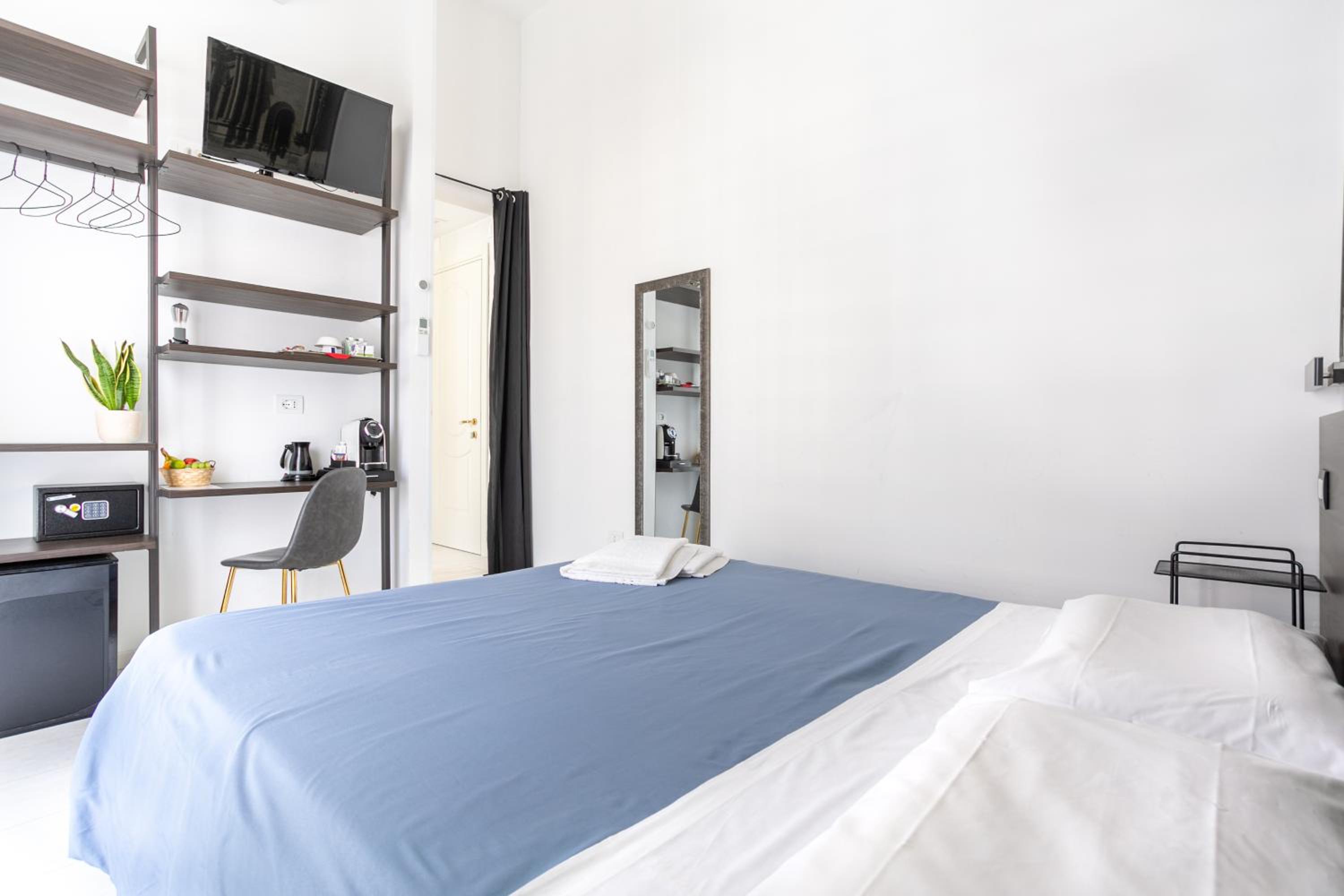 Superior Double or Twin Room with City View - Photo 78