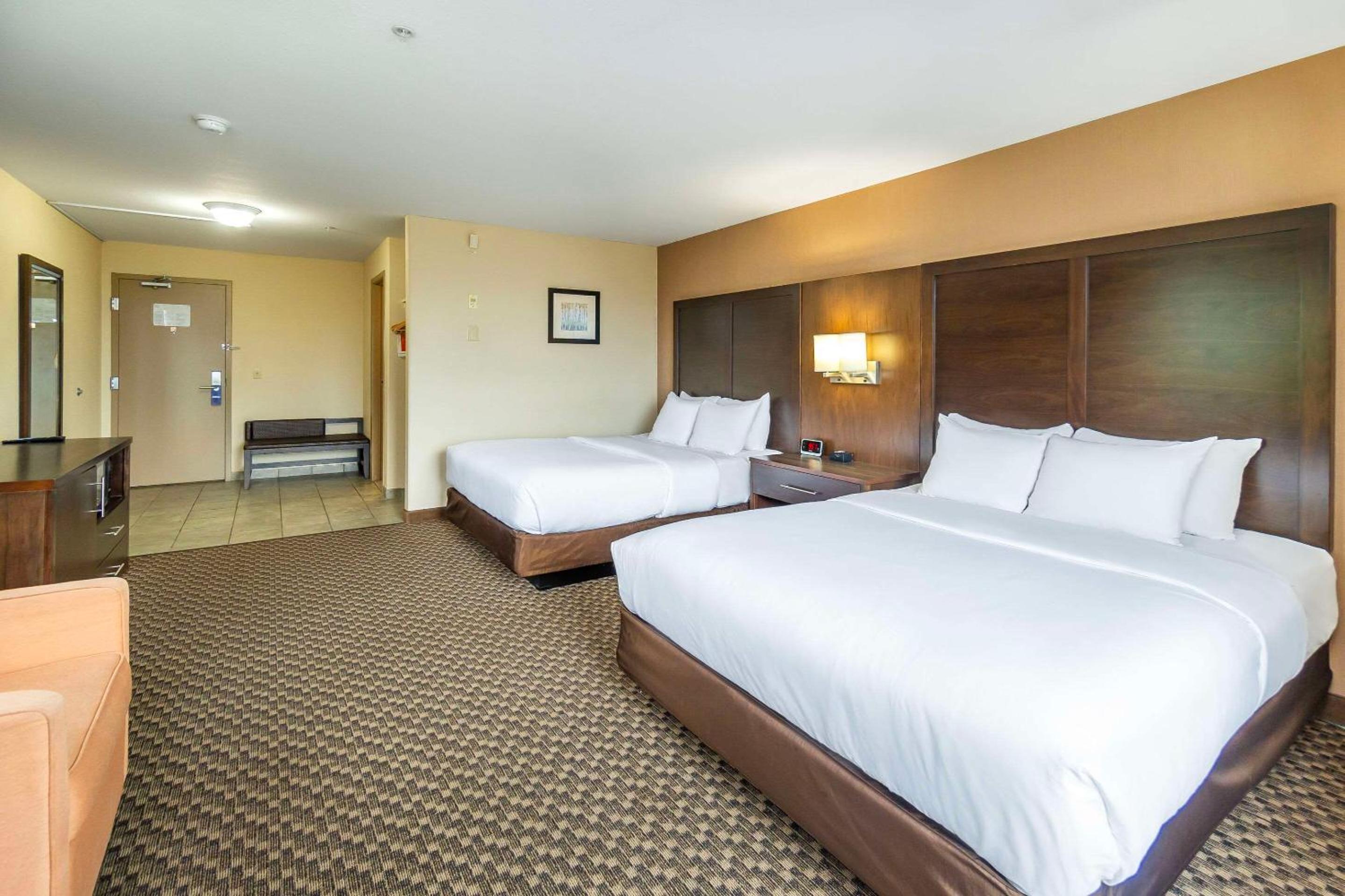 Queen Room with Two Queen Beds - Non-Smoking - Photo 1