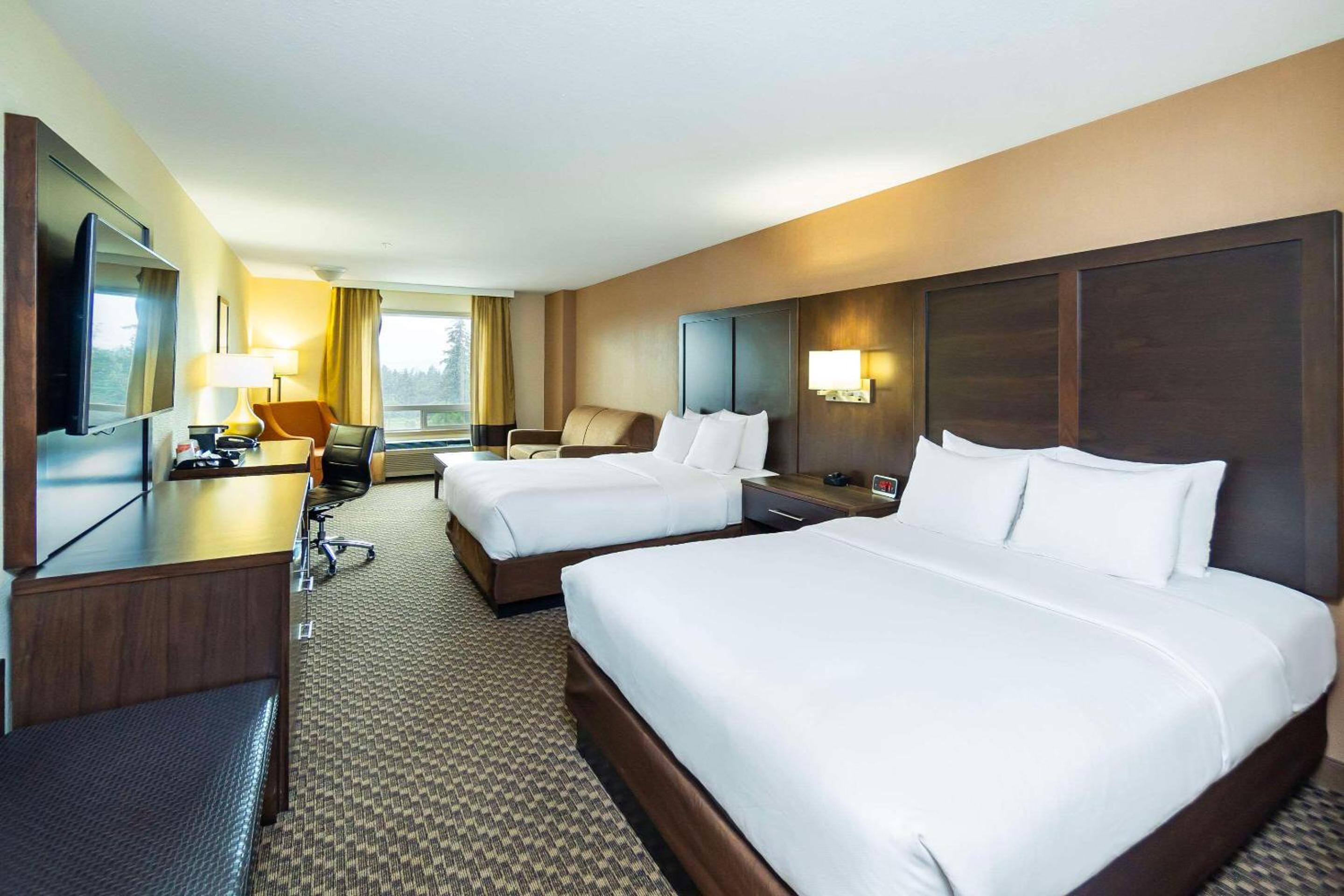 Deluxe Queen Room with Two Queen Beds - Non-Smoking photo 2