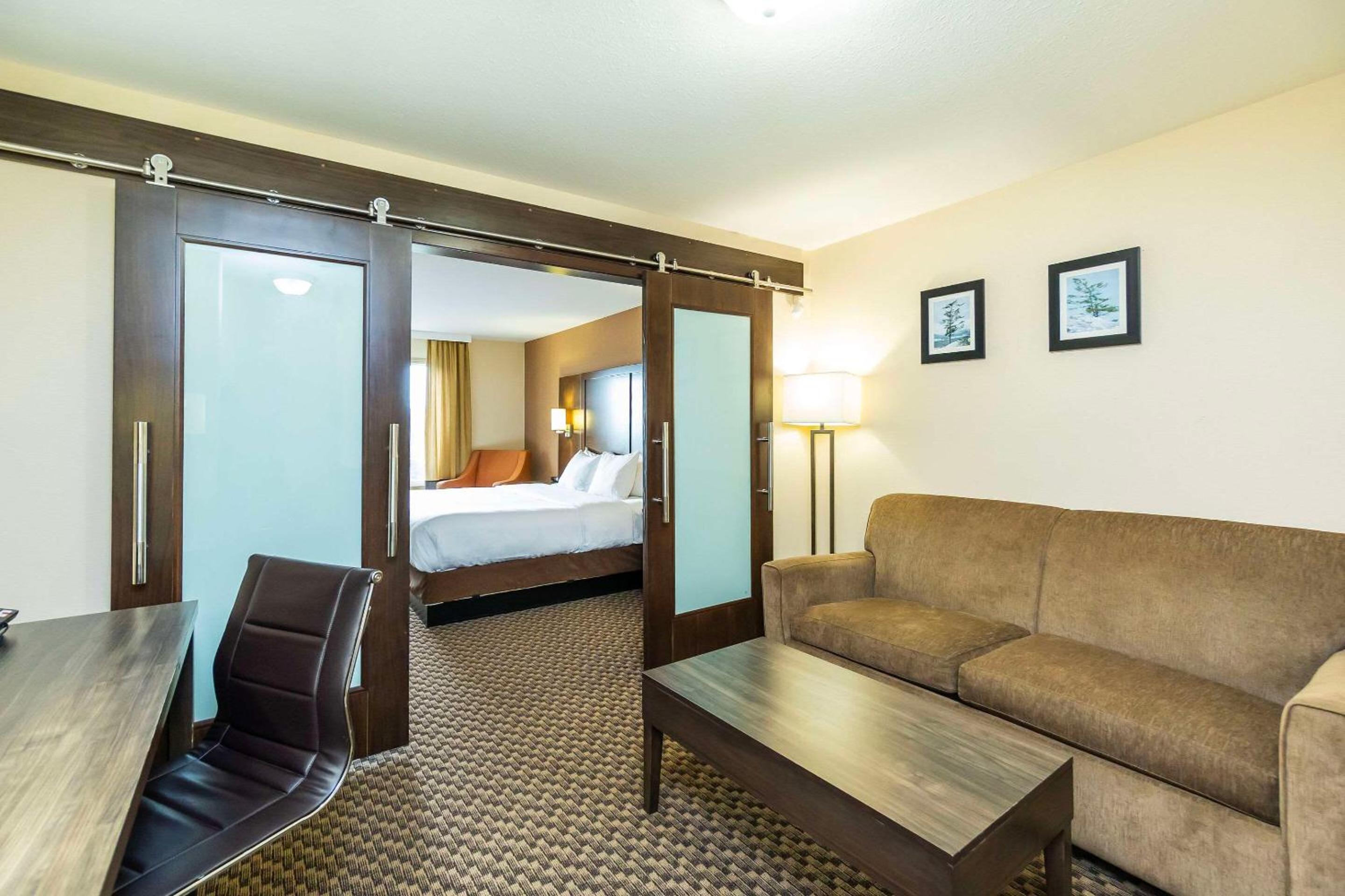 King Suite - Non-Smoking - Photo 3