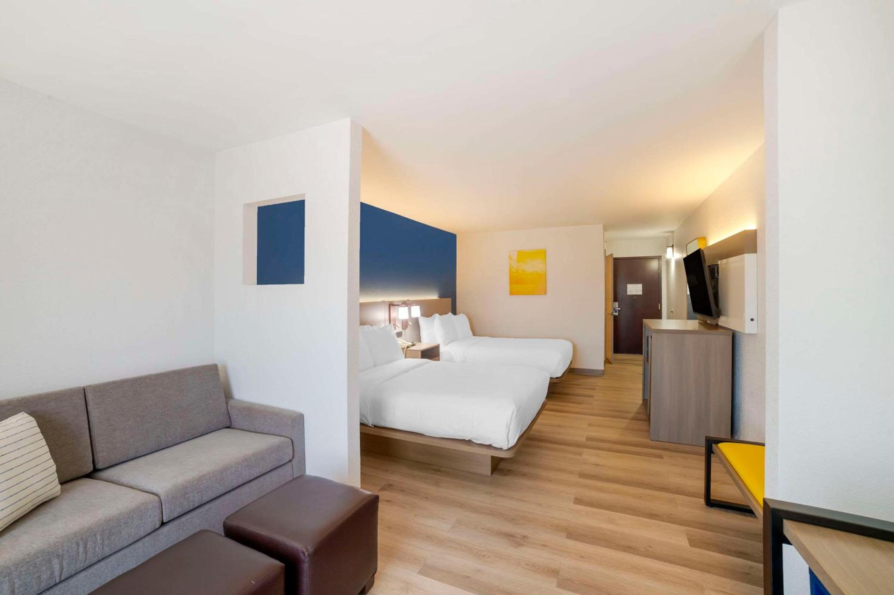 Double Suite with Two Double Beds - Non-Smoking - Photo 2