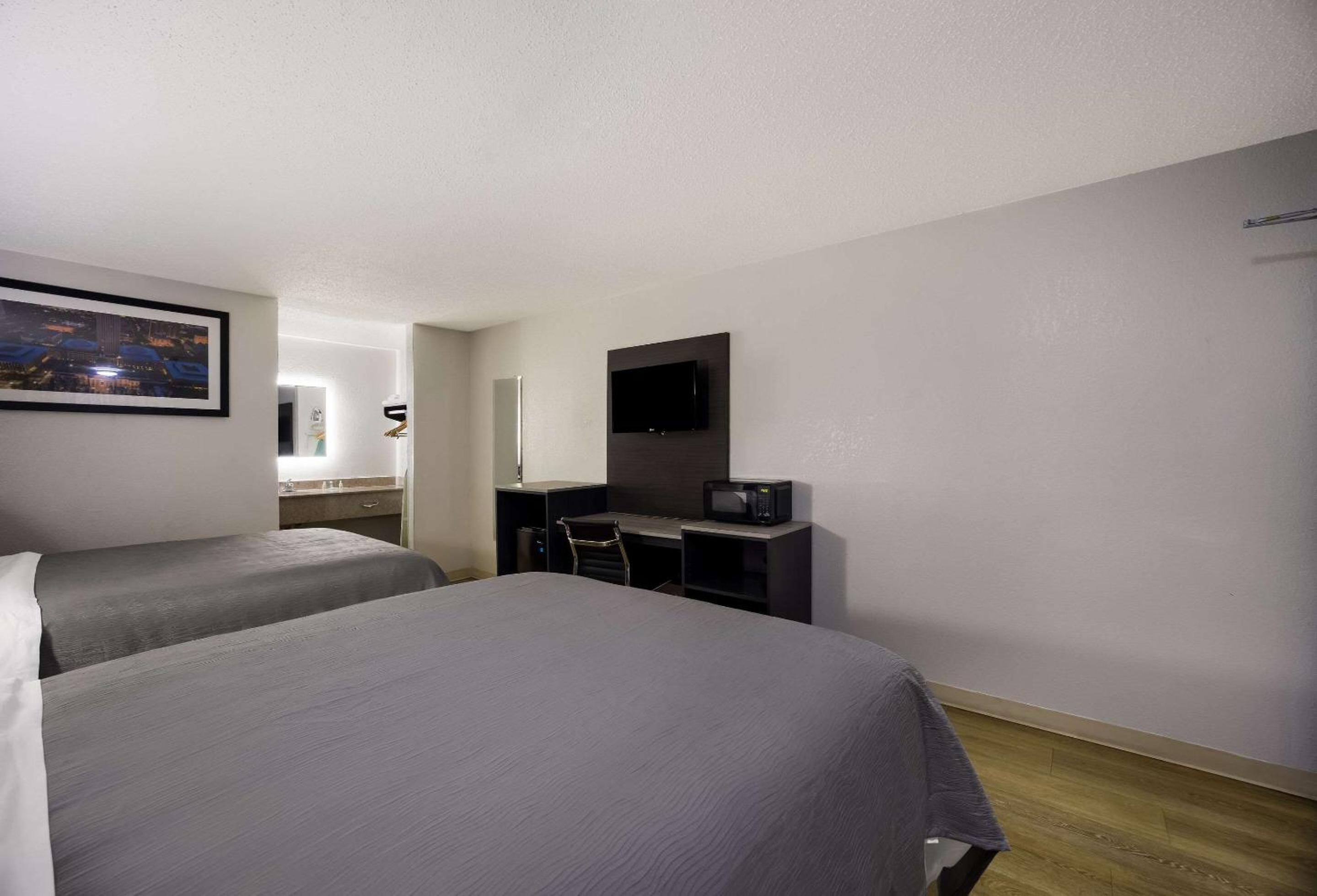 Double Room with Two Double Beds - Non-Smoking - Photo 2