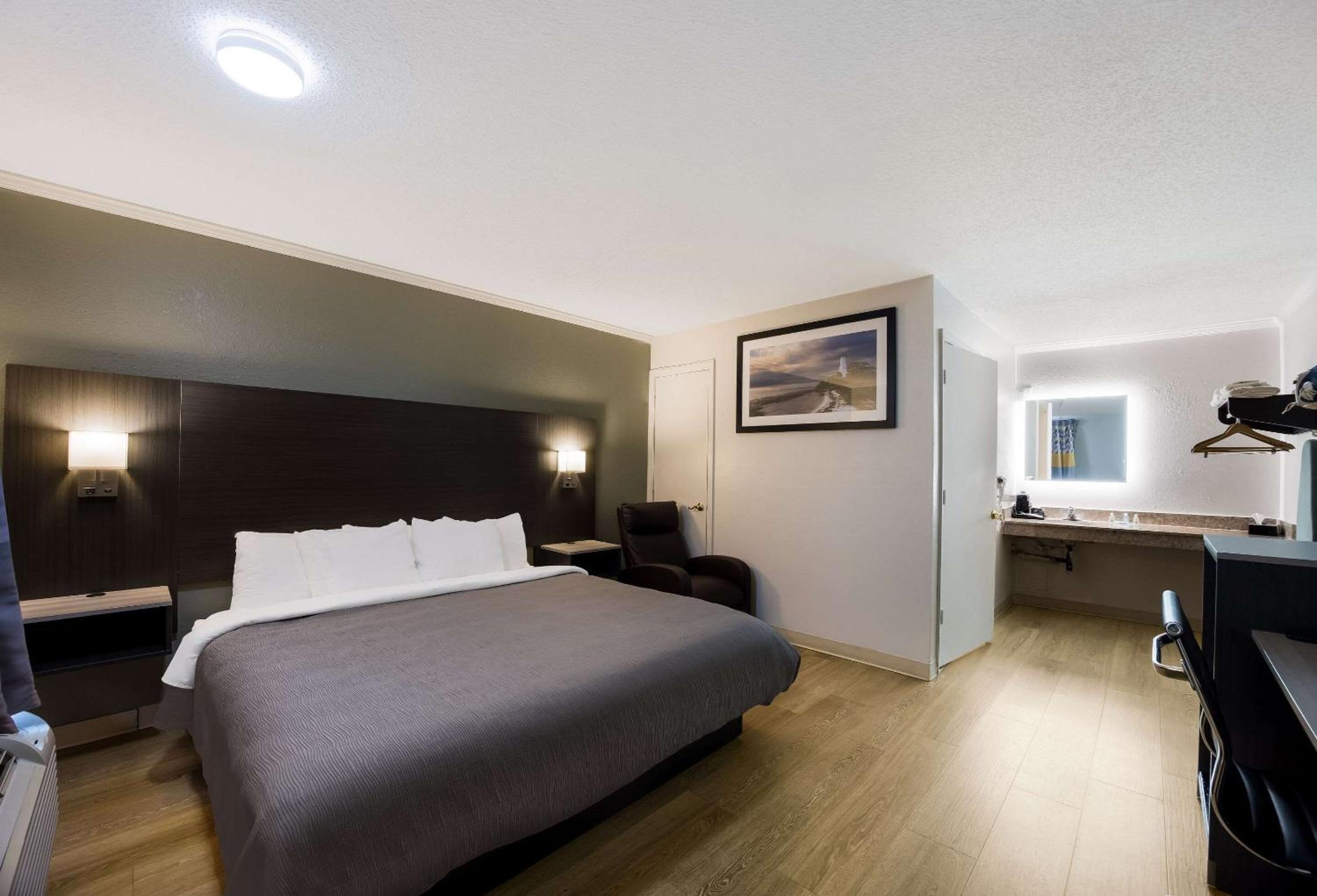King Room - Non-Smoking - Photo 1