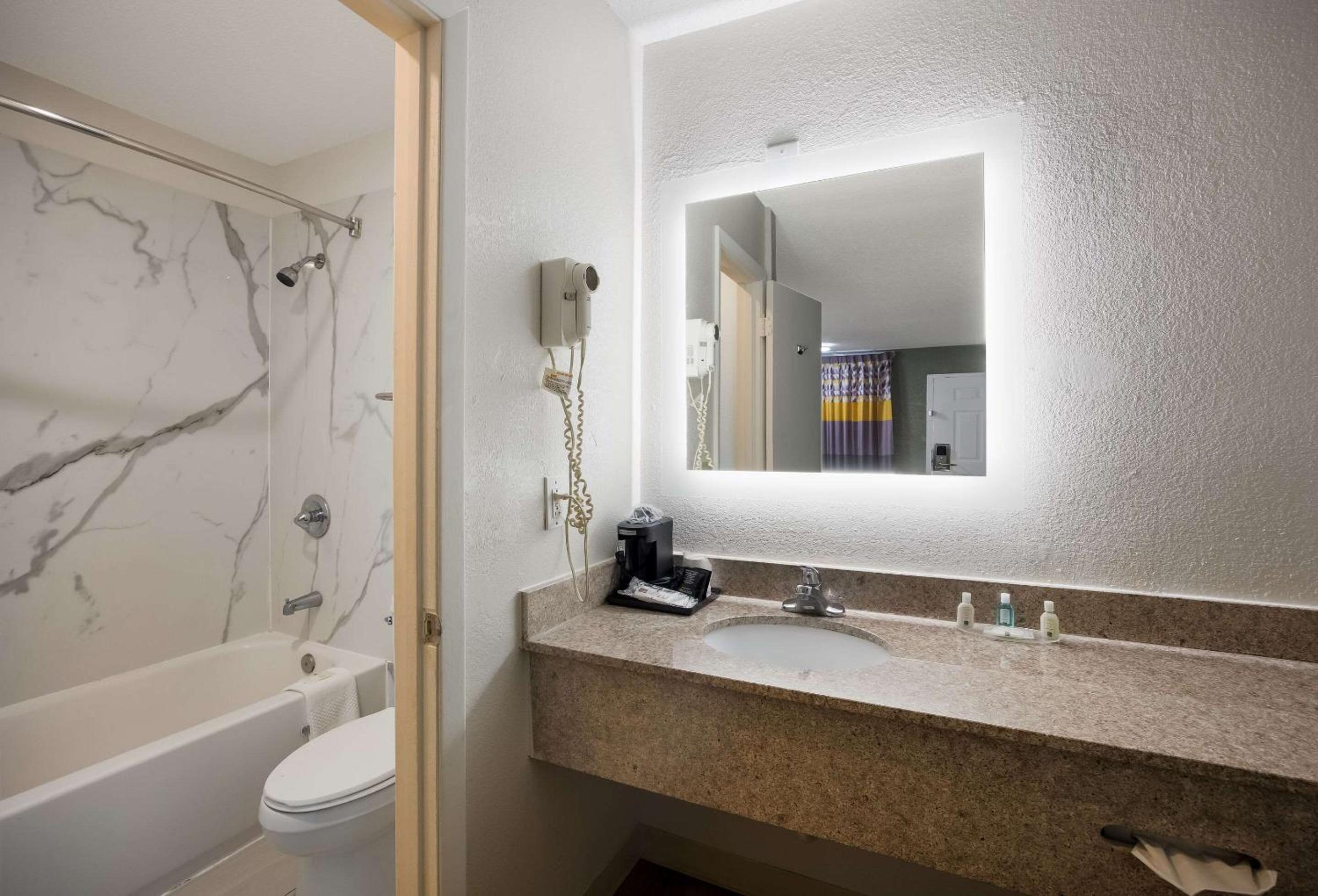 Double Room with Two Double Beds - Non-Smoking - Photo 4