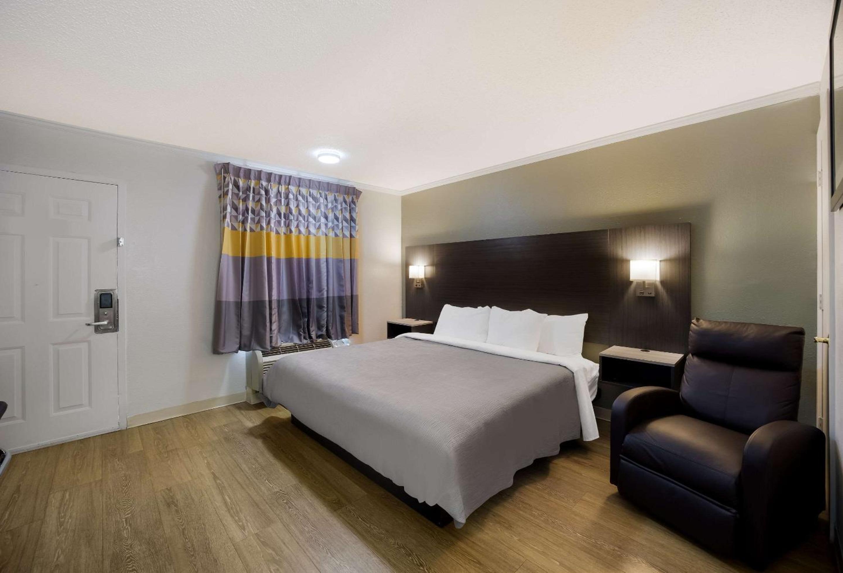 King Room - Non-Smoking - Photo 9