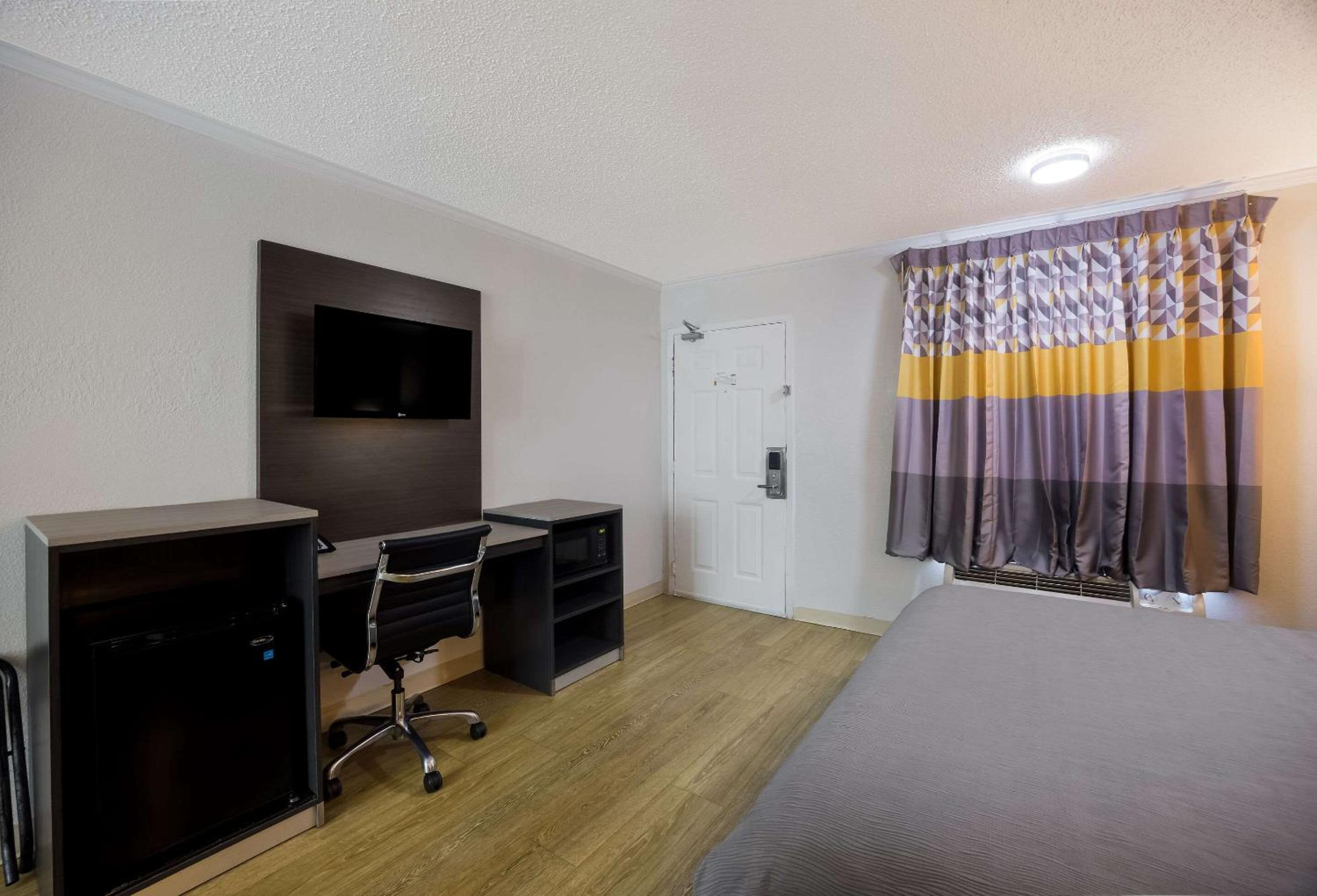 King Room - Non-Smoking - Photo 8