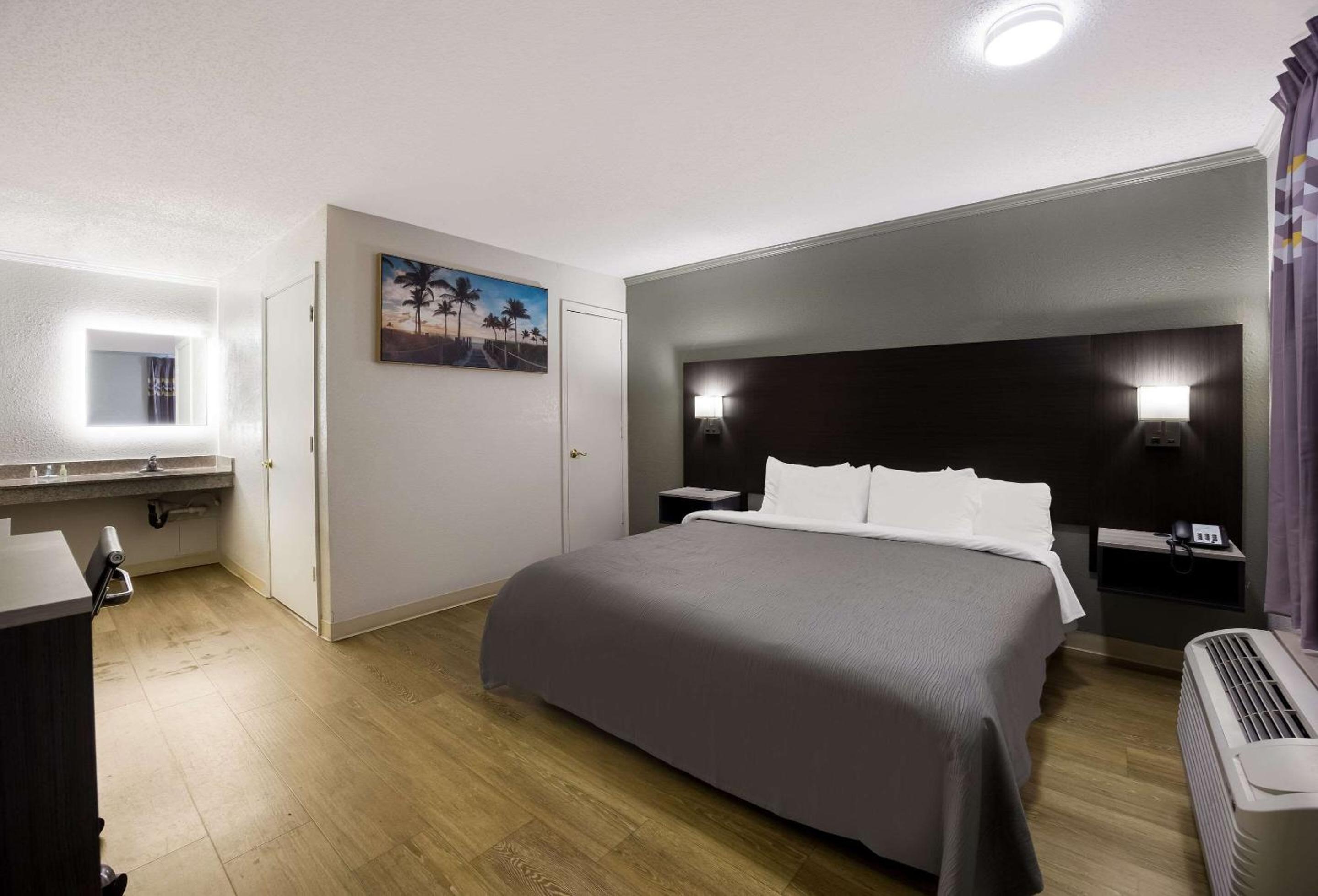 King Room - Non-Smoking - Photo 3