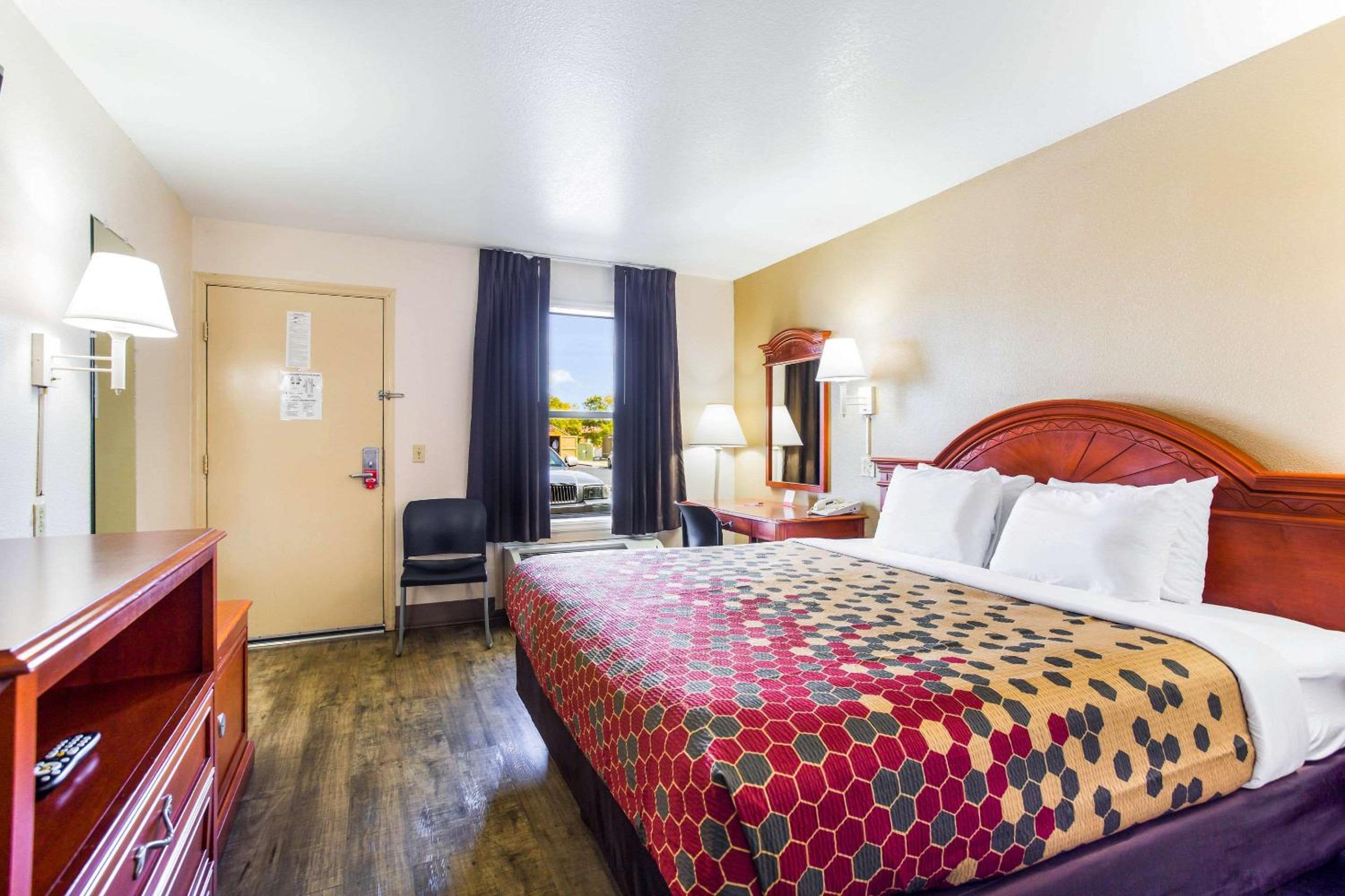 King Room - Non-Smoking - Photo 1
