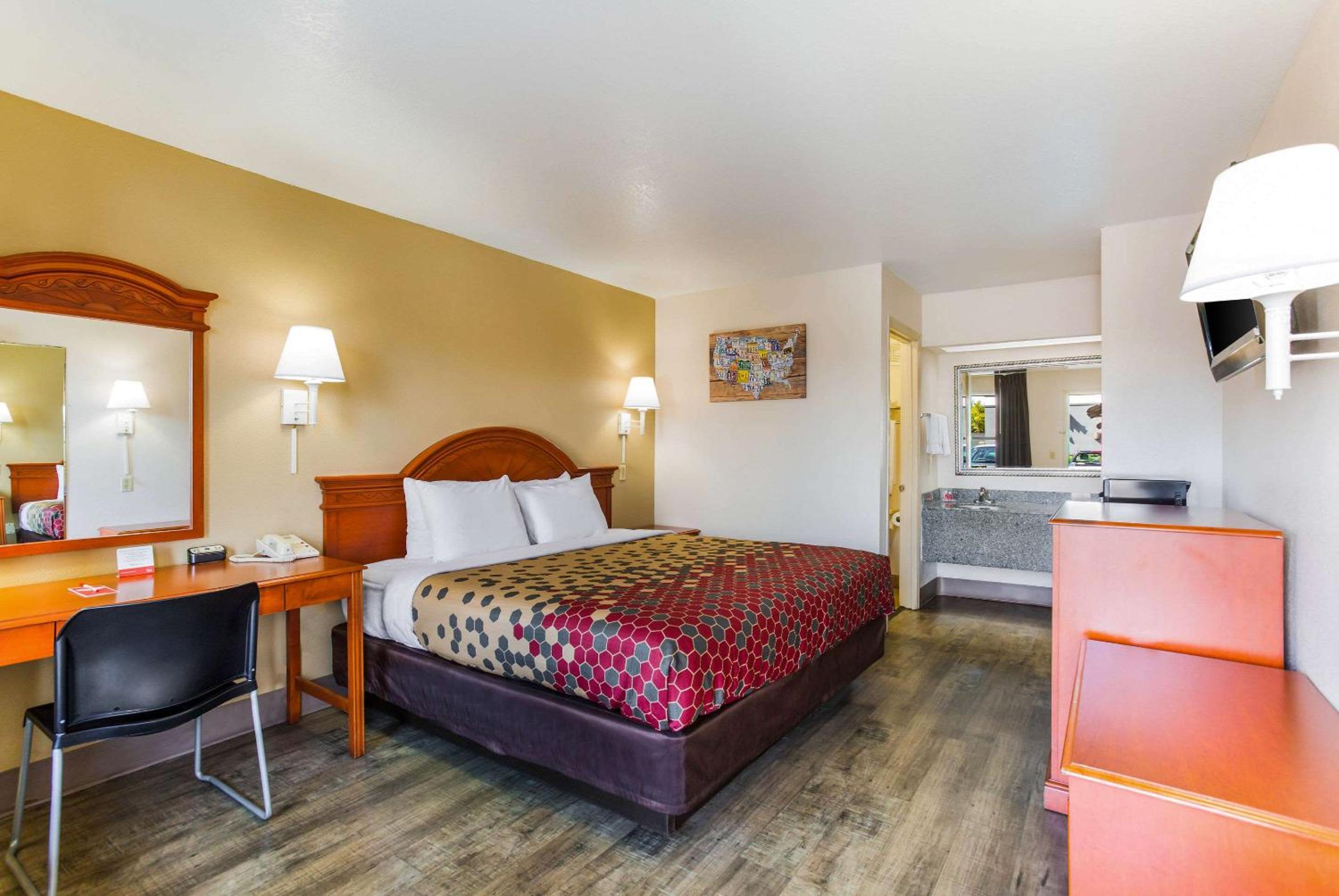 King Room - Non-Smoking - Photo 3