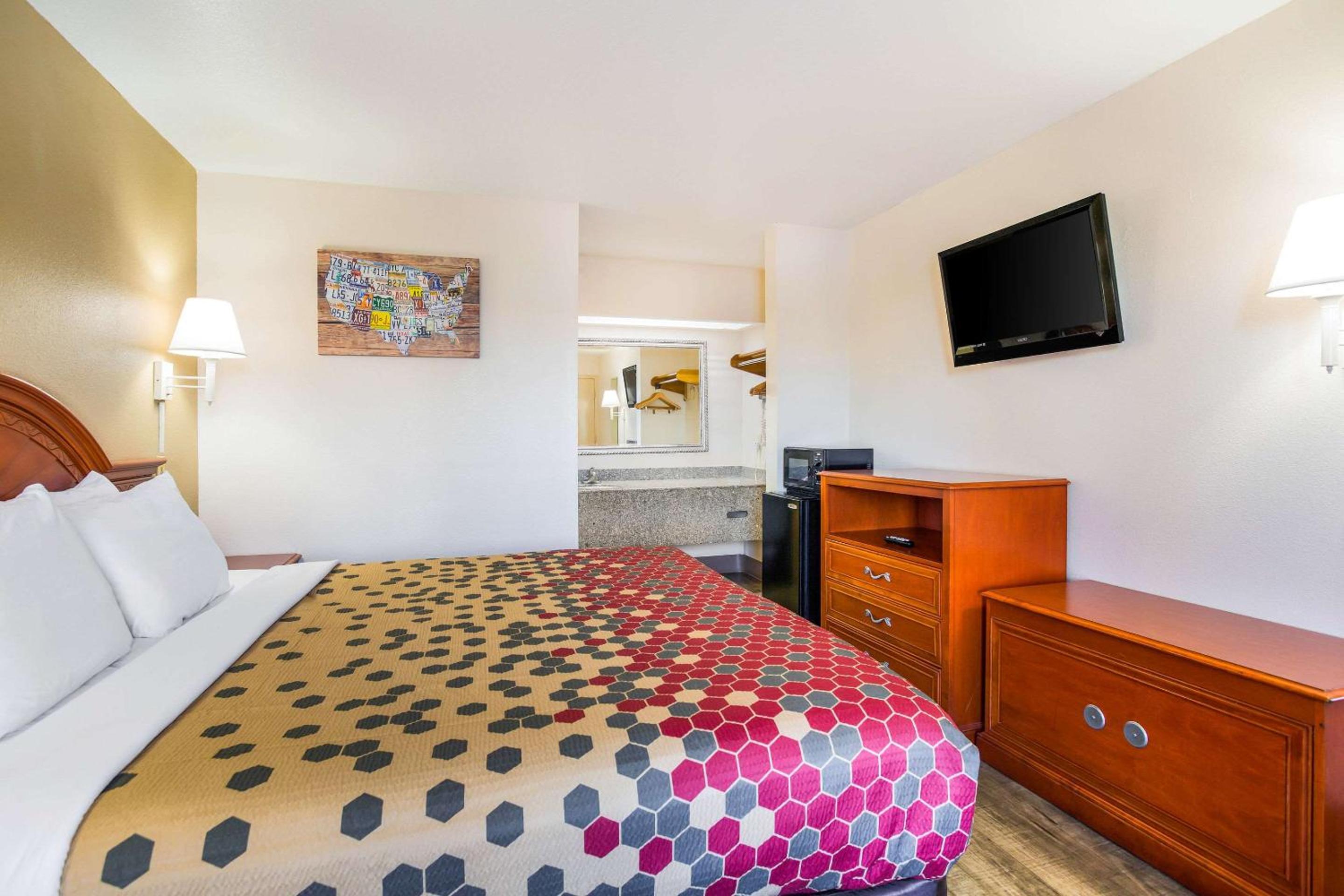 King Room - Non-Smoking - Photo 2