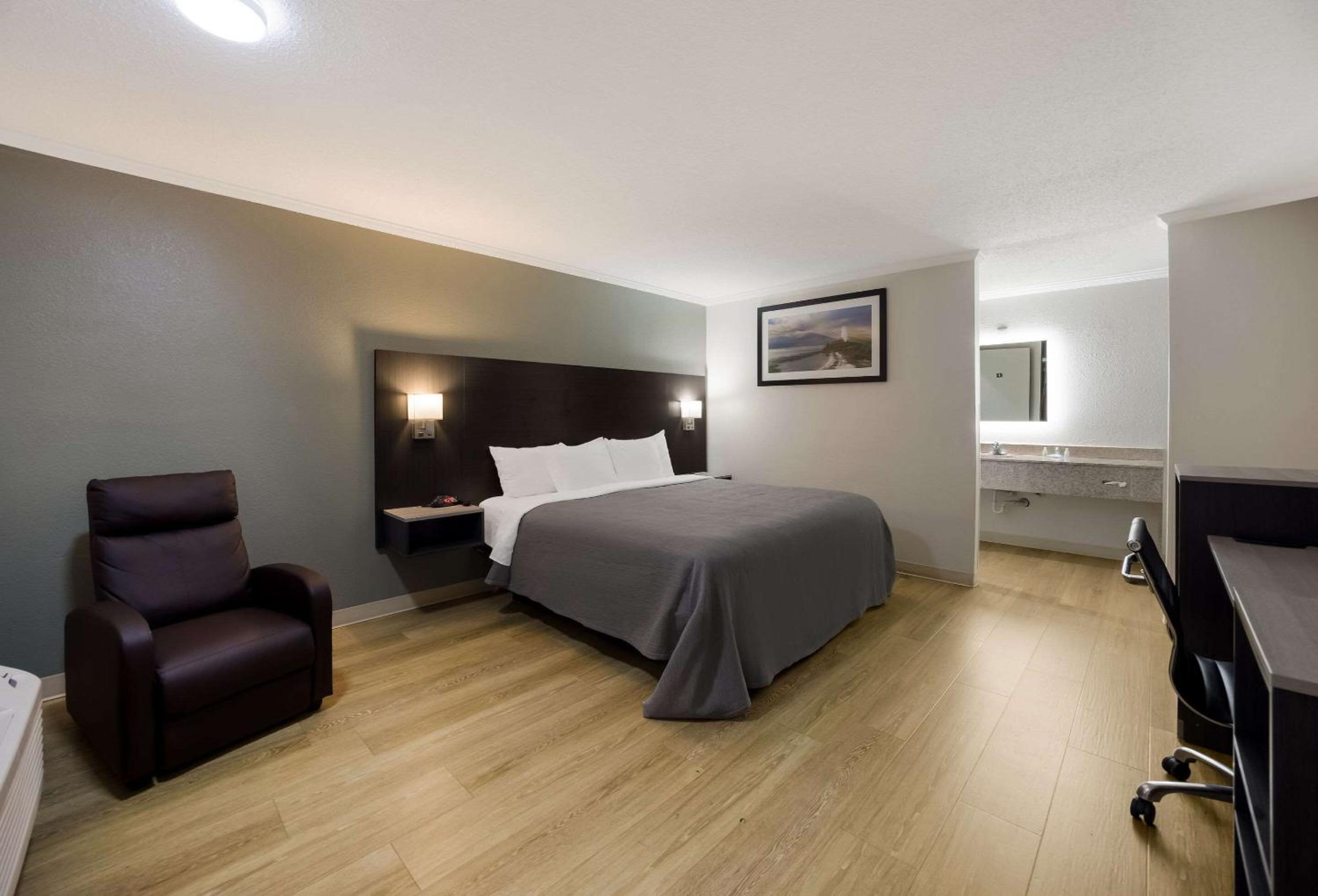 King Room - Non-Smoking - Photo 7