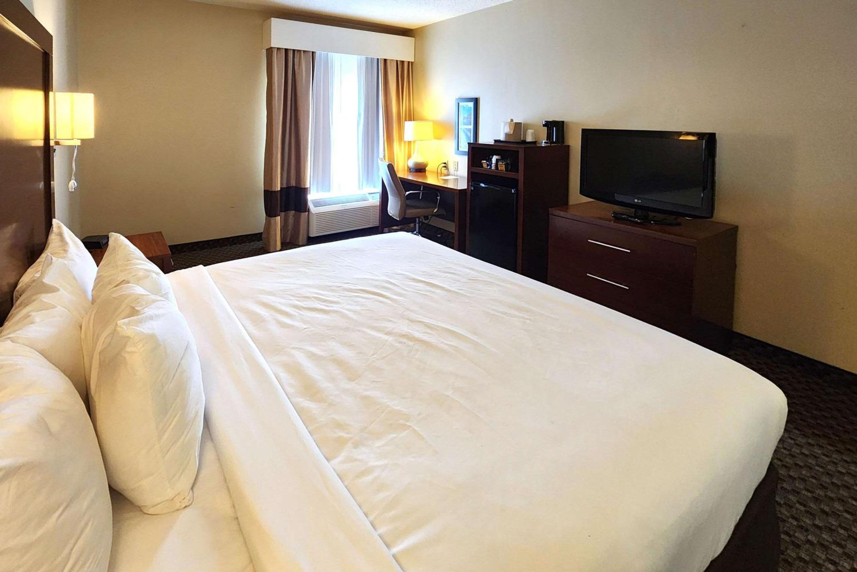 King Room - Accessible/Non-Smoking - Photo 3