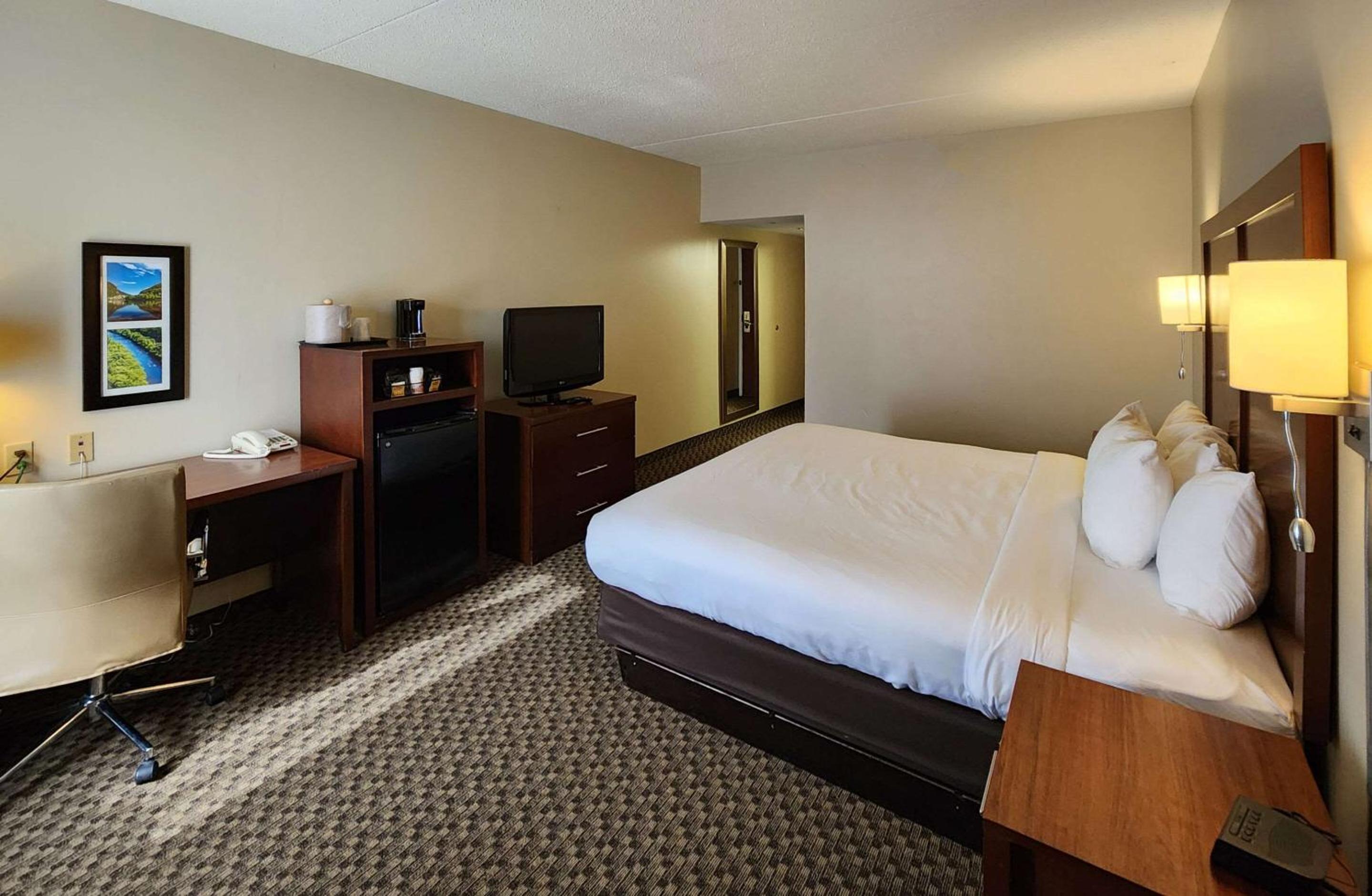 King Room - Accessible/Non-Smoking - Photo 10