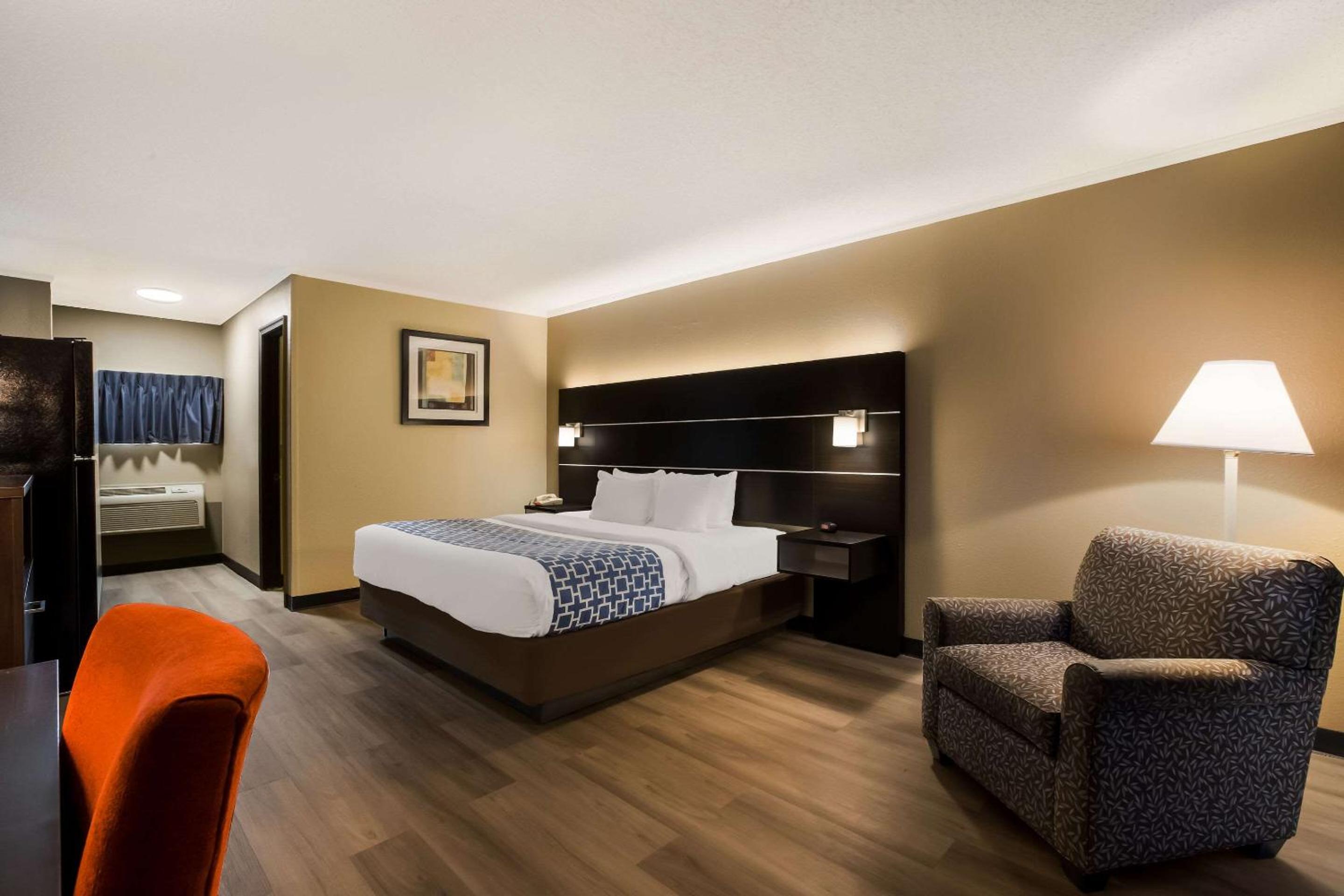 Quadruple Room - Non Smoking/Exterior Hall - Photo 8