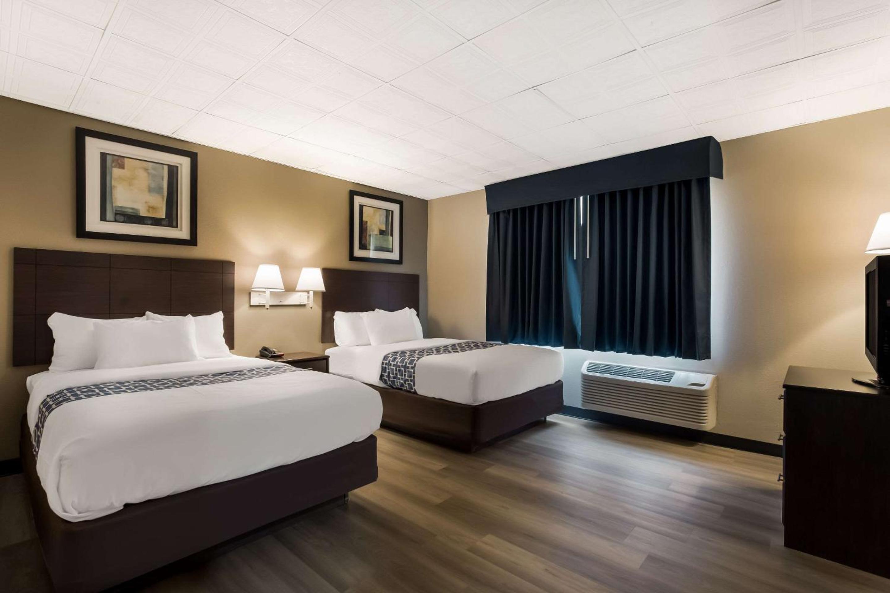 Quadruple Room - Non Smoking/Exterior Hall - Photo 1