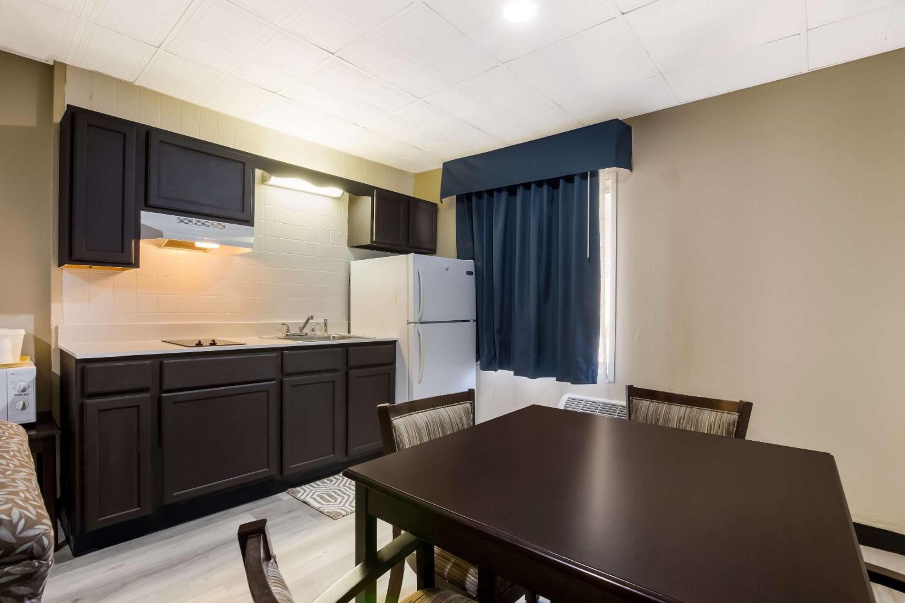 Quadruple Room - Non Smoking/Exterior Hall - Photo 2