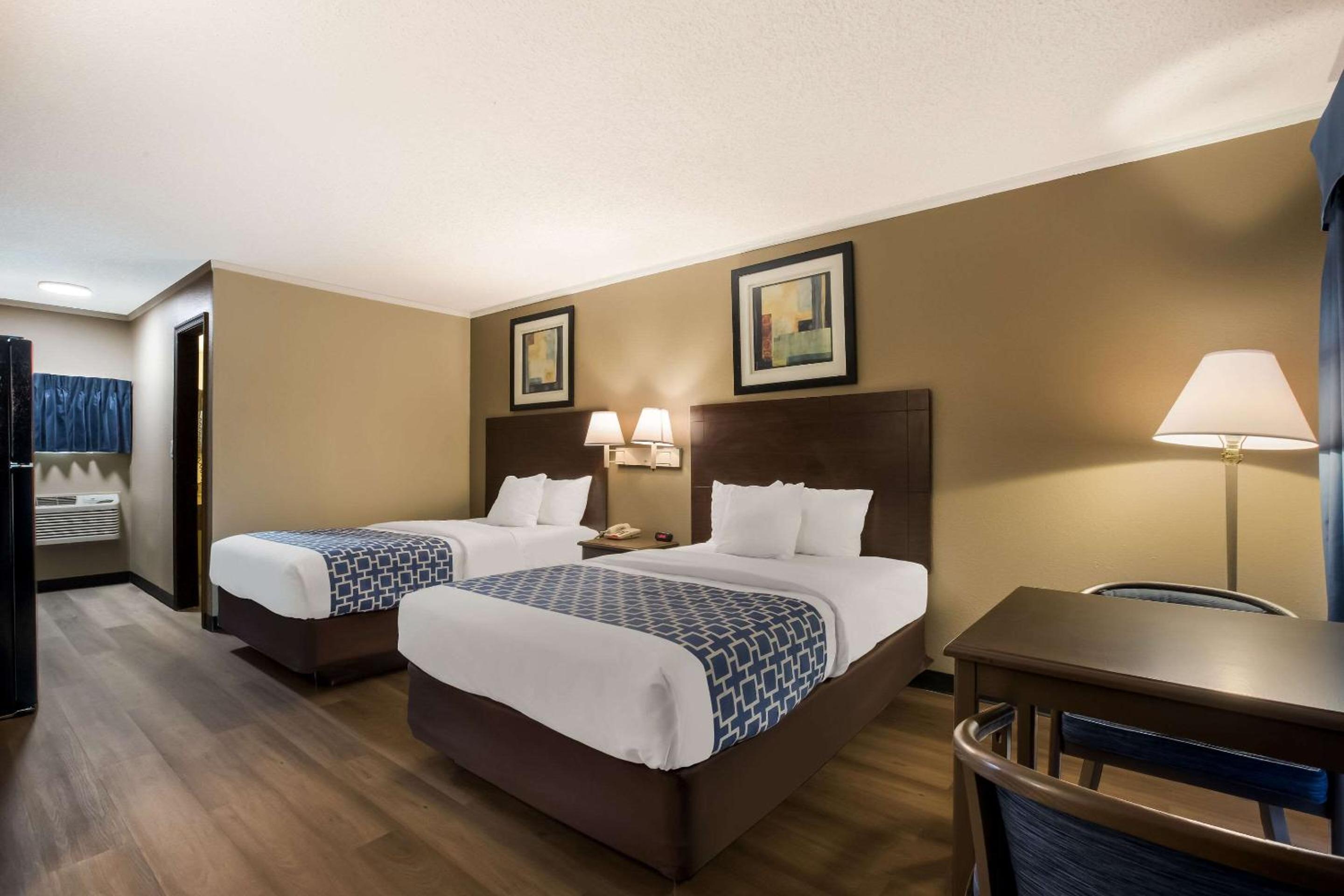 Quadruple Room - Non Smoking/Exterior Hall - Photo 4