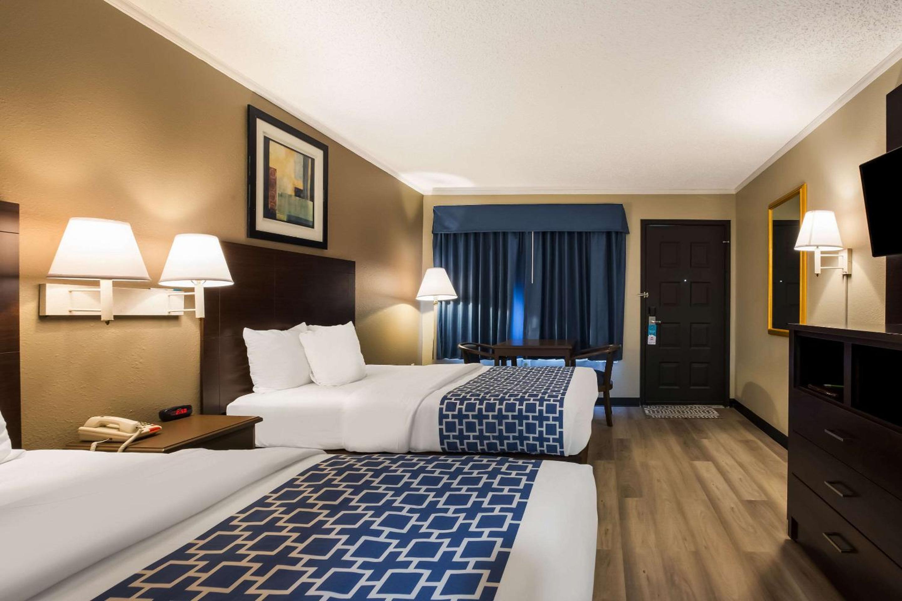 Quadruple Room - Non Smoking/Exterior Hall - Photo 5