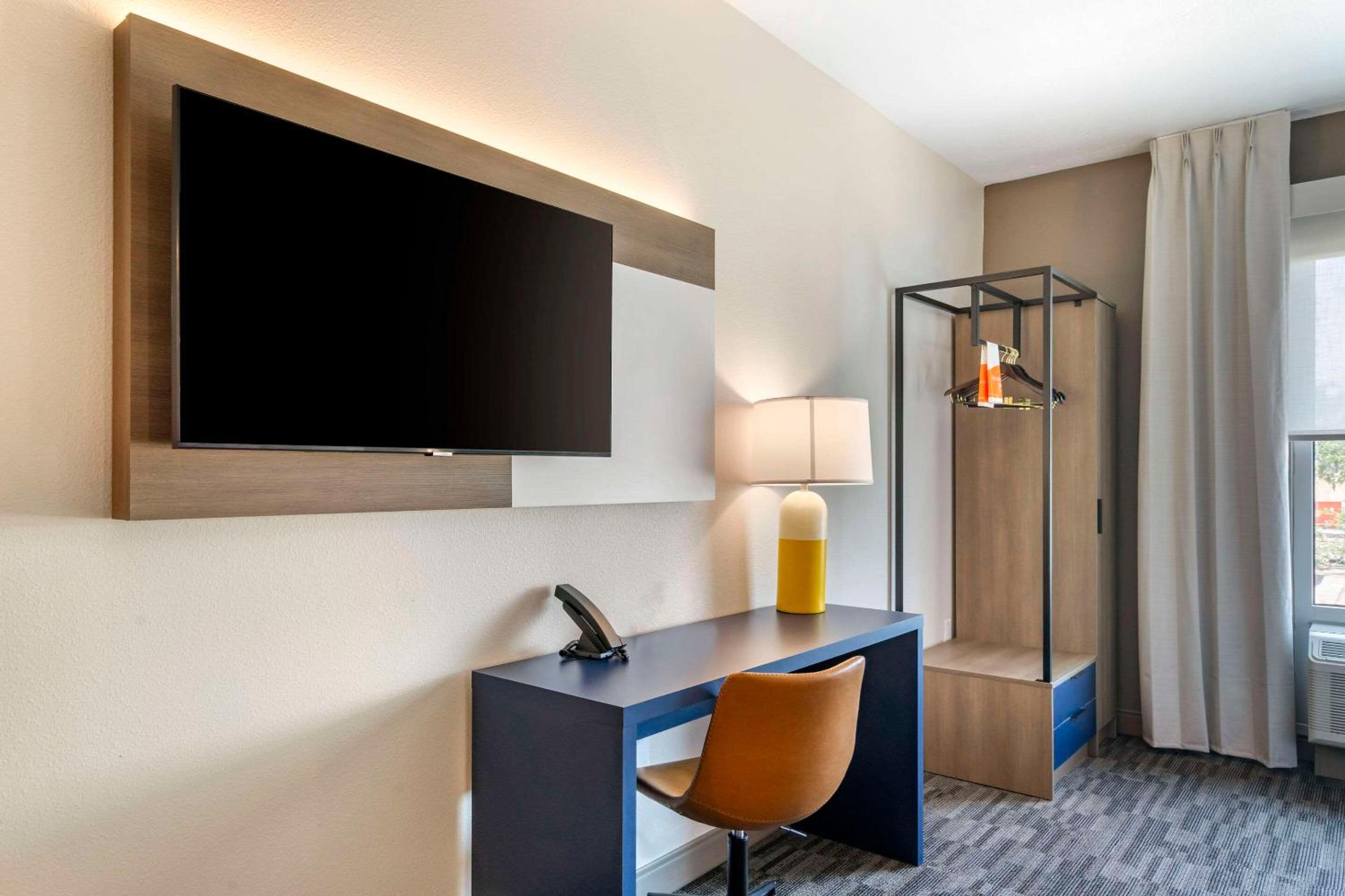 King Room - Non Smoking - Photo 16