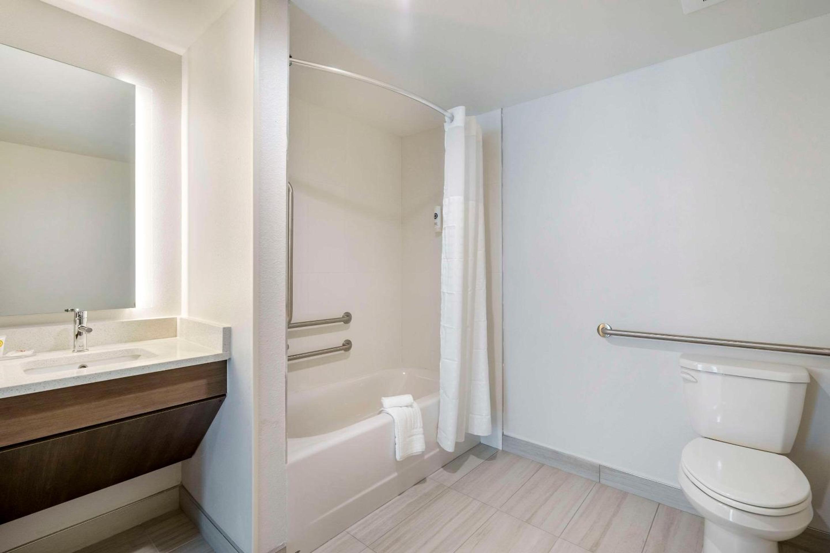 Queen Room with Two Queen Beds - Accessible/Non Smoking - Photo 6
