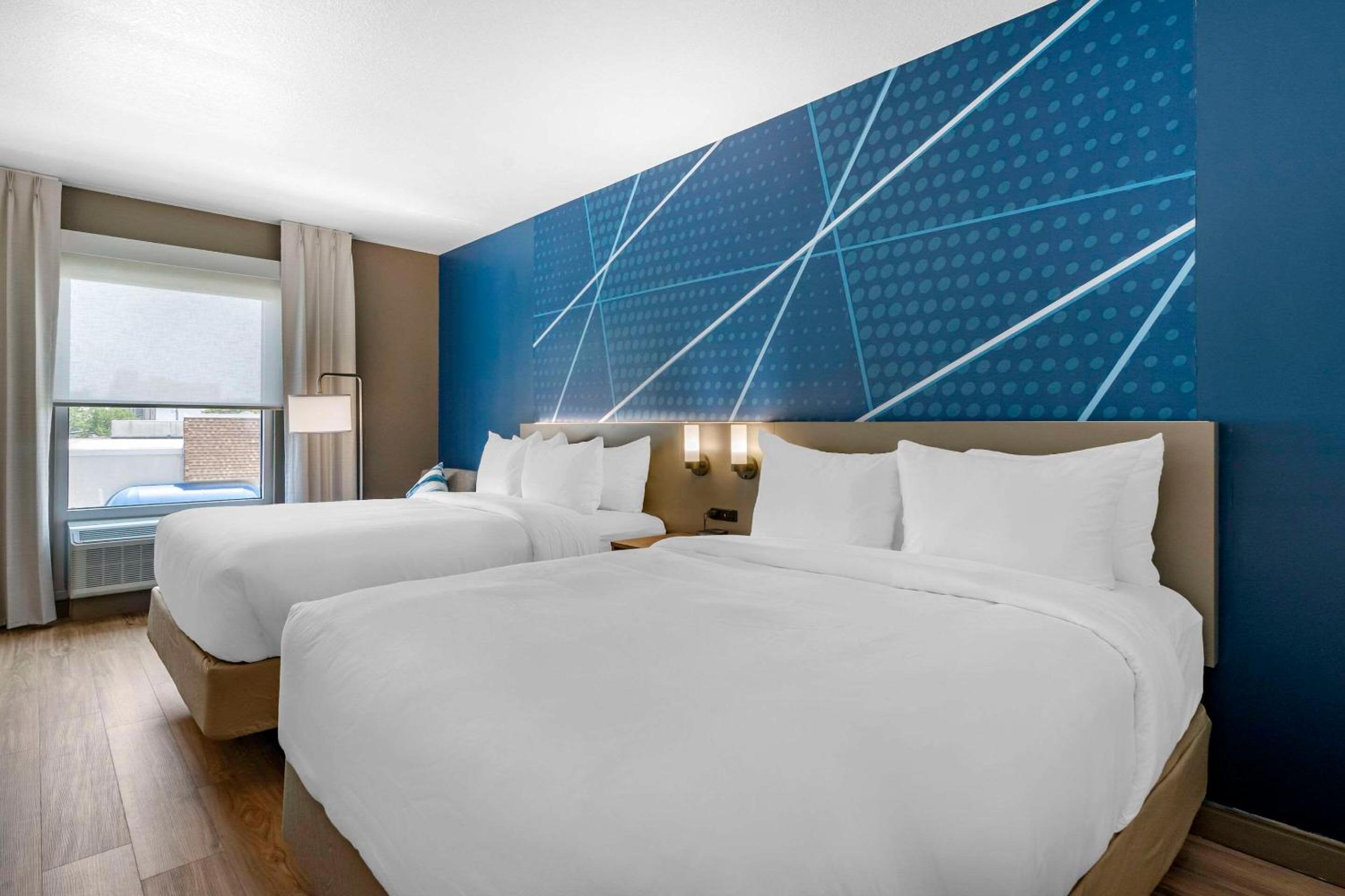 Queen Room with Two Queen Beds - Accessible/Non Smoking - Photo 7