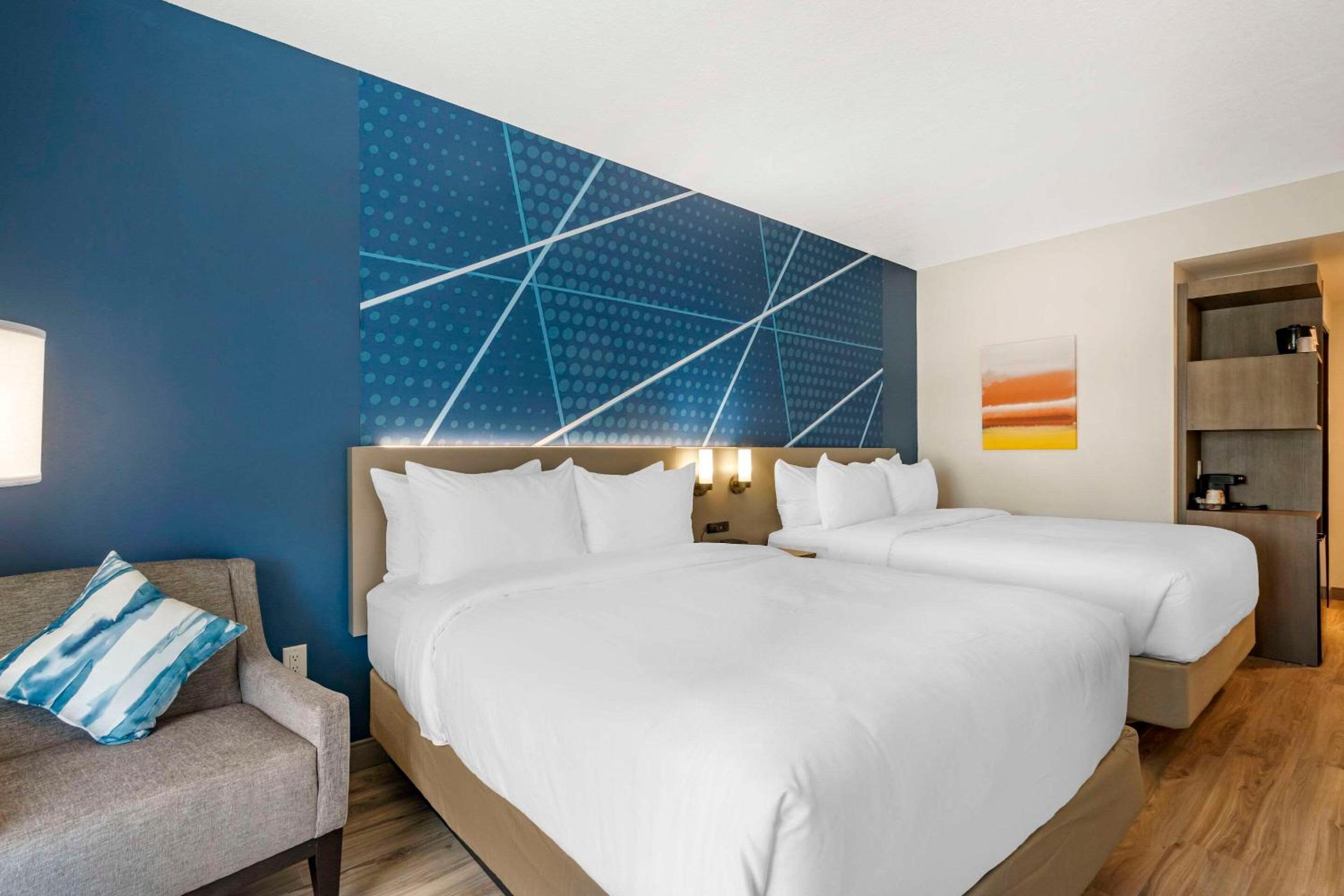 Queen Room with Two Queen Beds - Accessible/Non Smoking - Photo 8