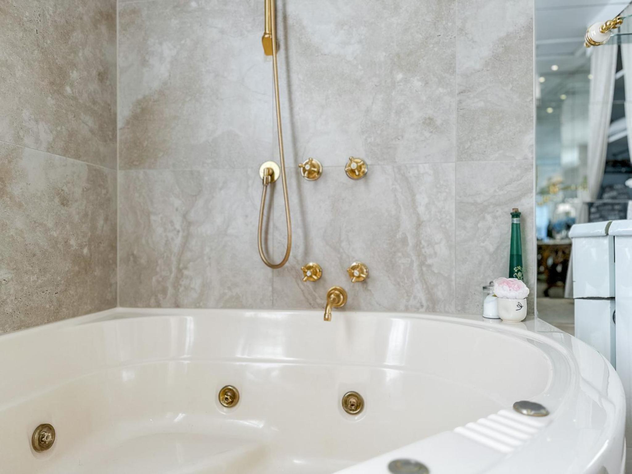 French Studio with Spa Bath - Photo 8