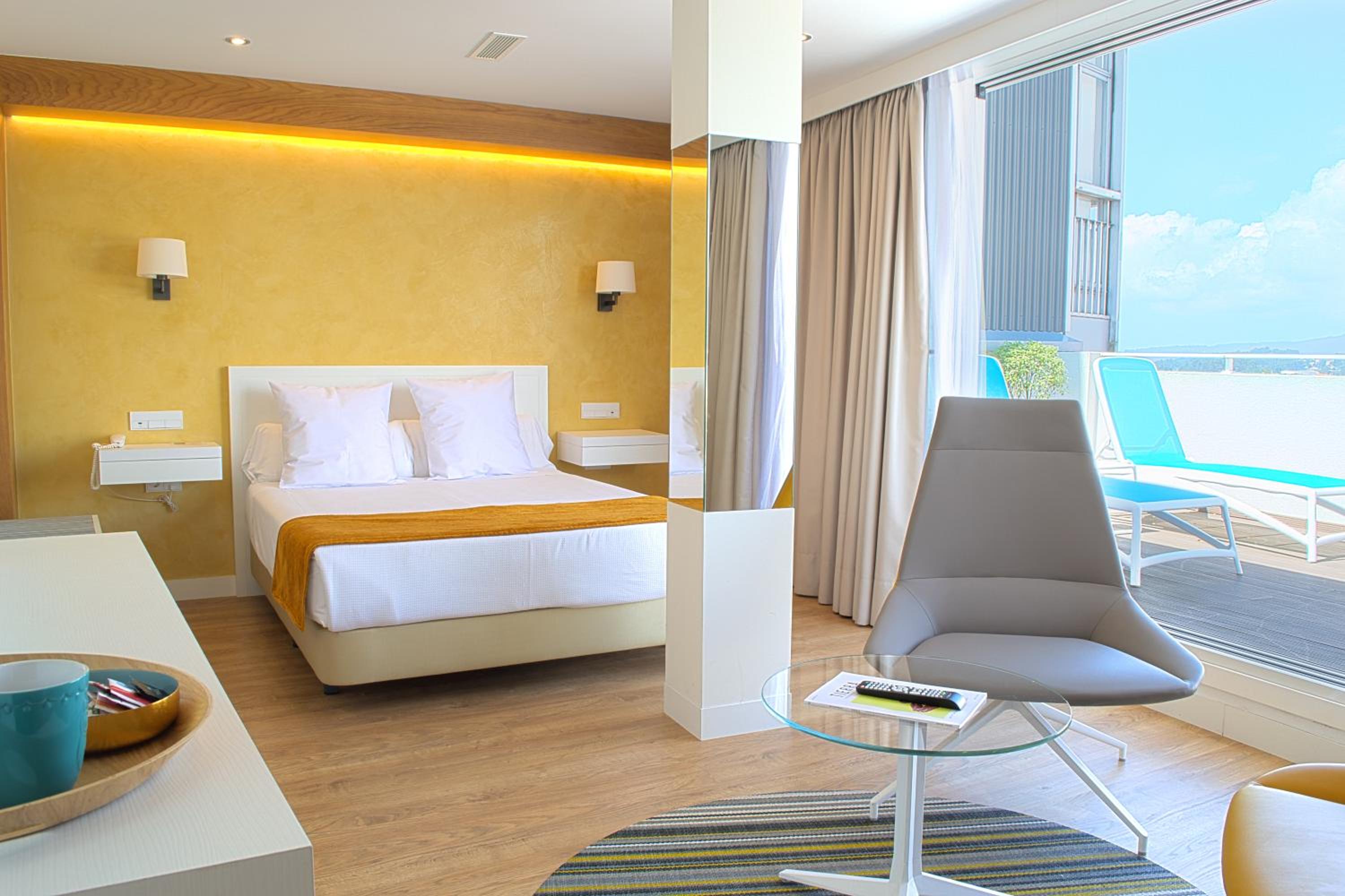 Deluxe Double Room with Balcony and Sea View