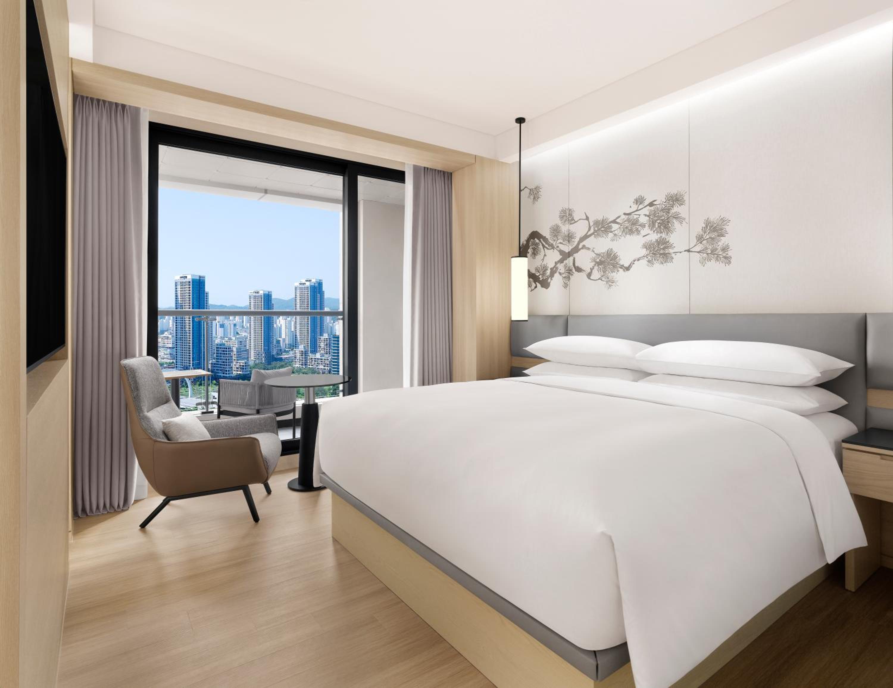 Two-Bedroom Executive Suite with Terrace and City View - Photo 2