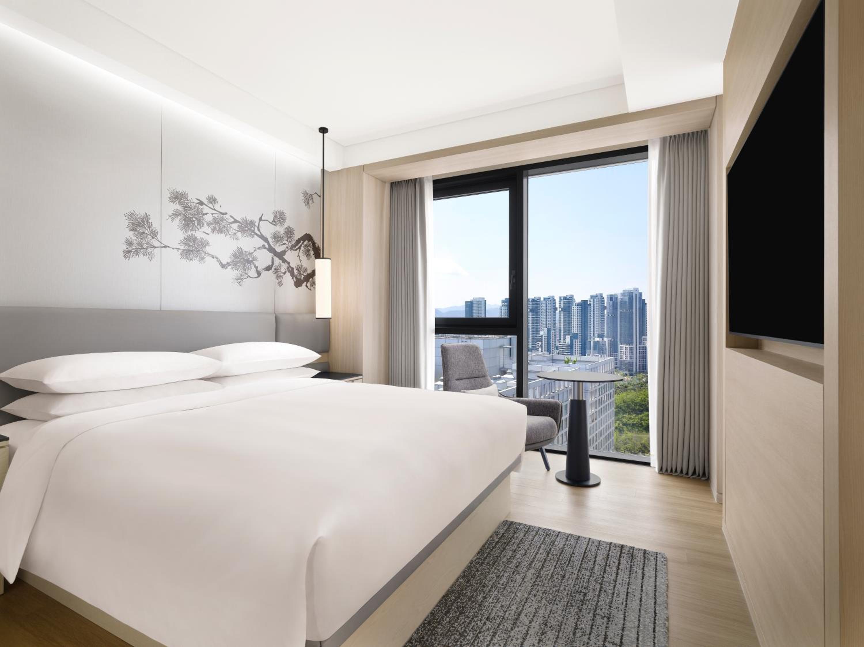 King Suite with City View - Photo 6