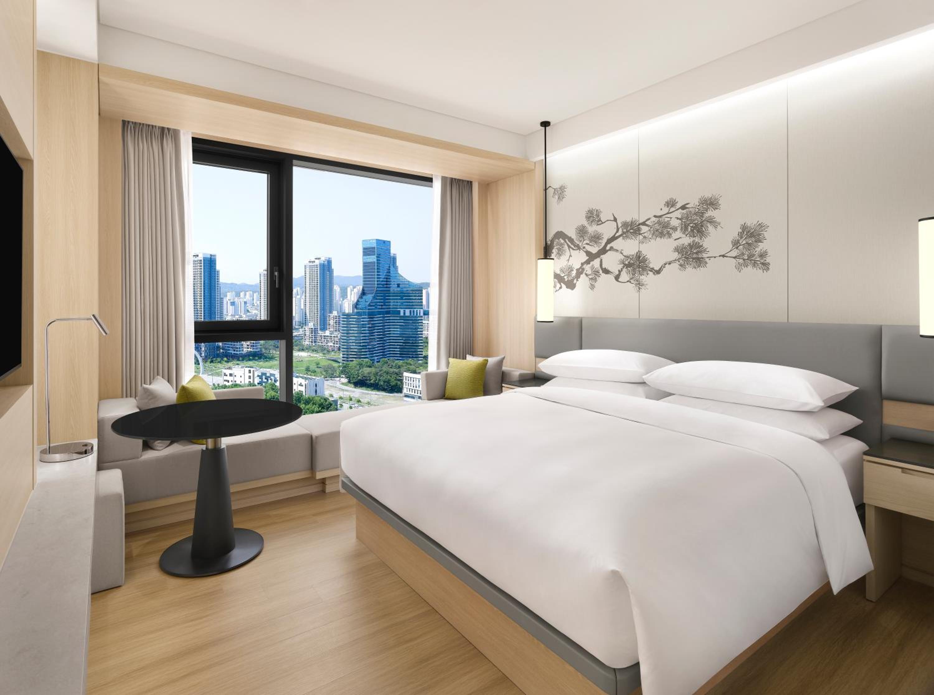 Premier King Room with City View - Photo 1