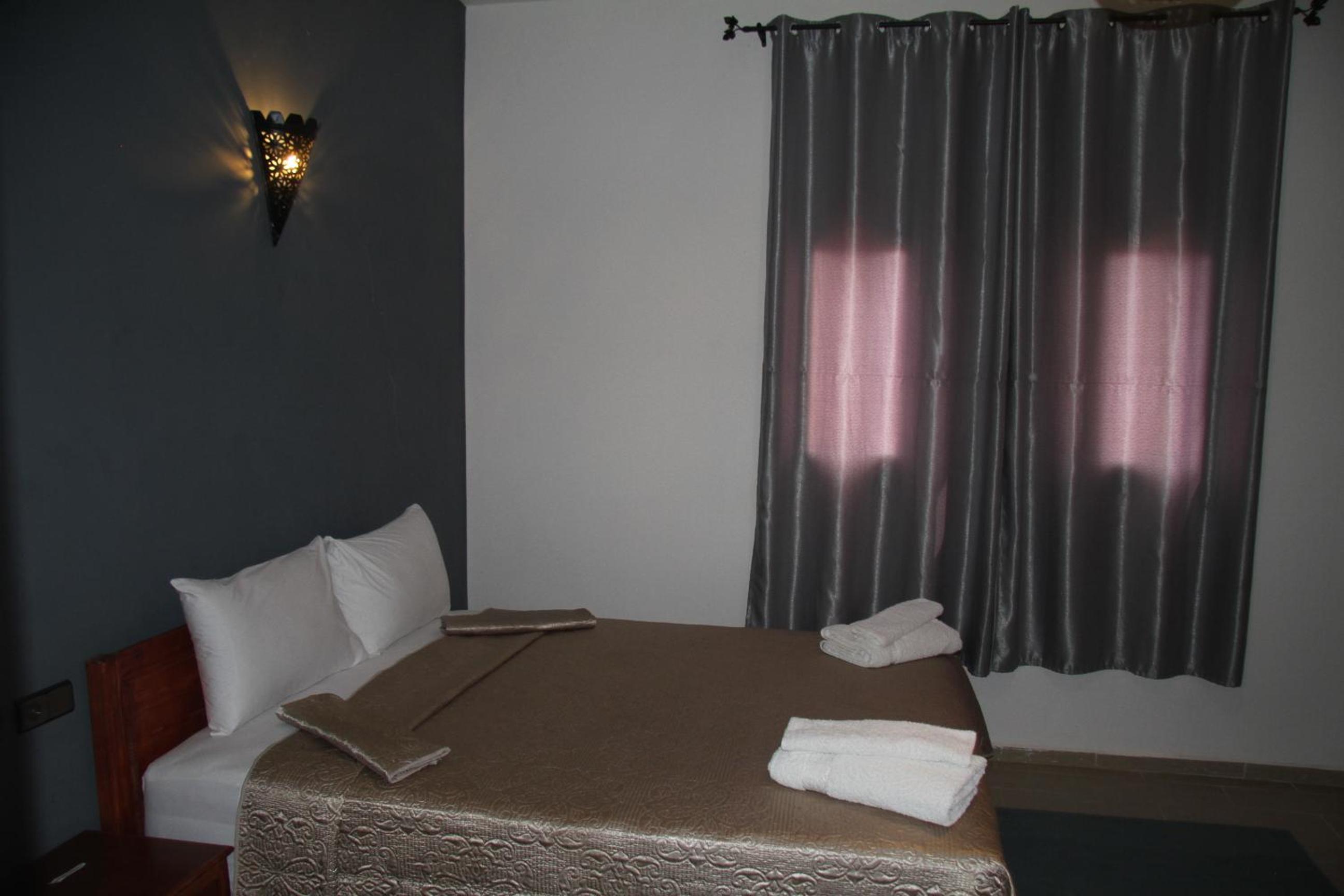 Double Room with Private Bathroom - Photo 14