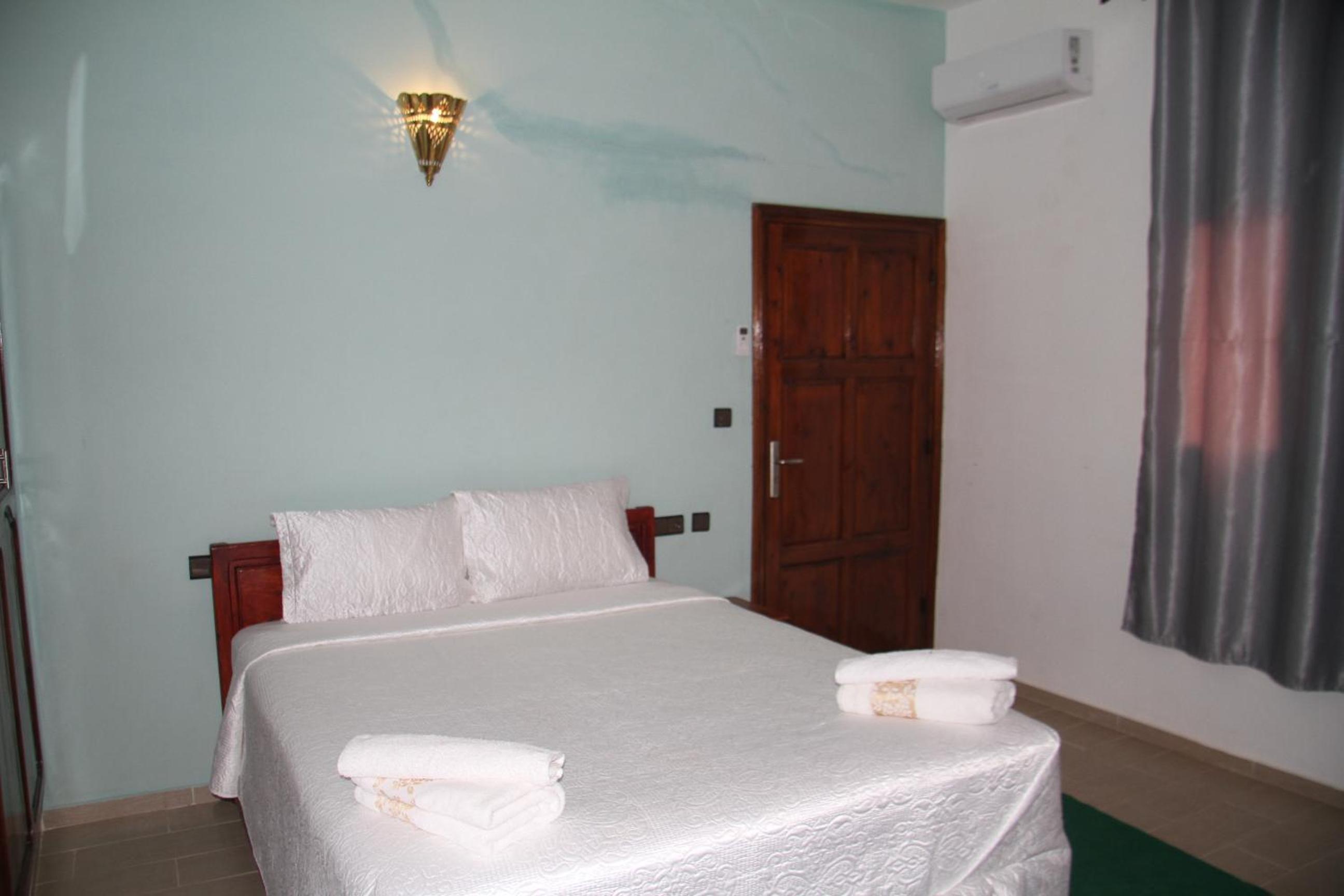 Double Room with Private Bathroom - Photo 2