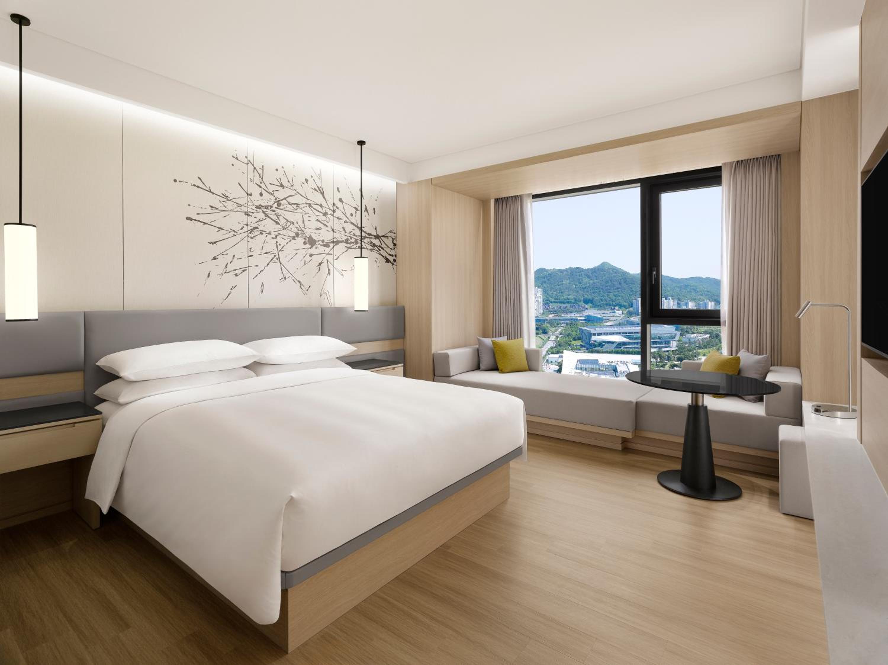 Premier King Room with Lake View - Photo 1
