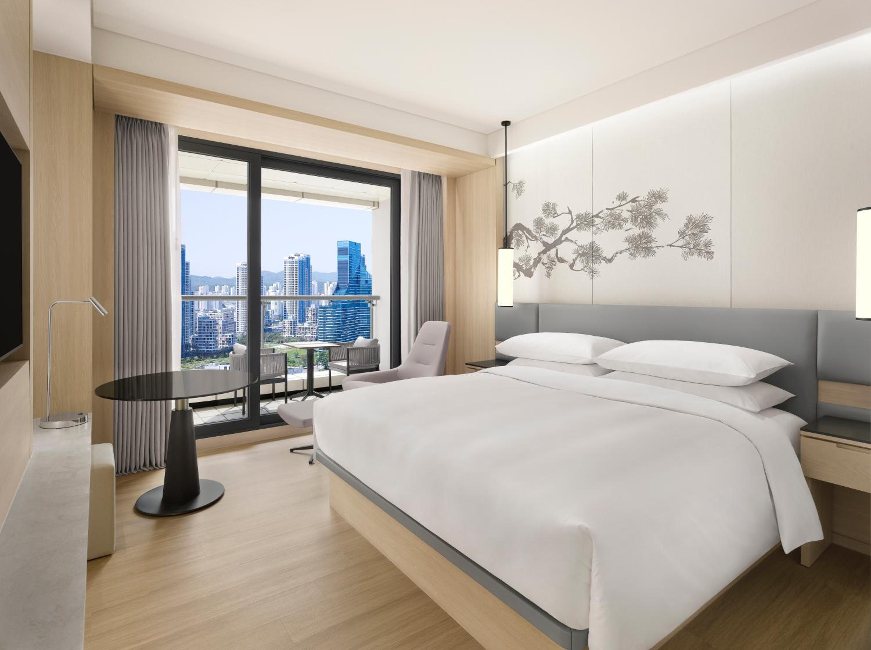 Deluxe King Room with Balcony and City View - Photo 1