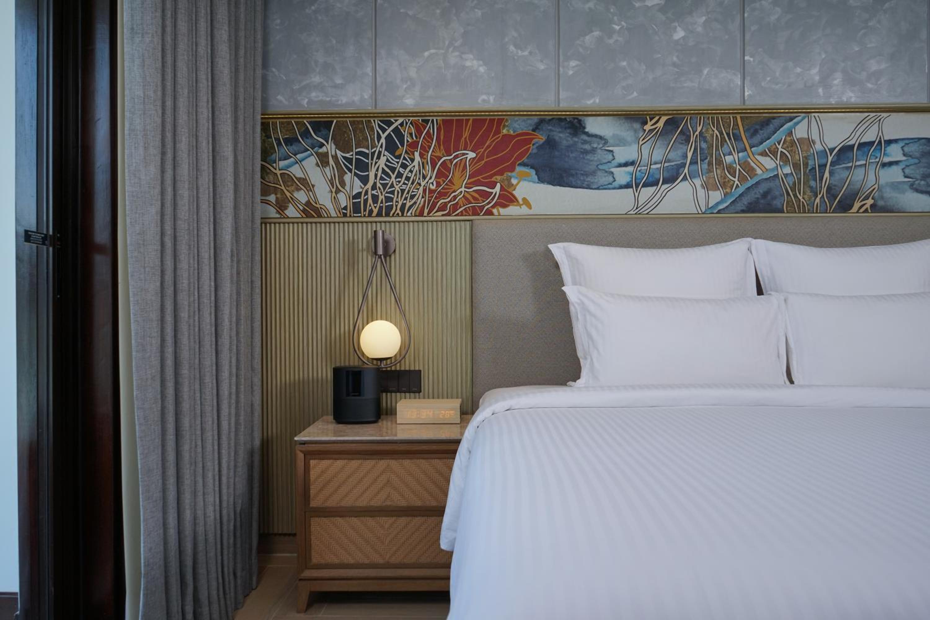Deluxe King Room with Balcony - Photo 5