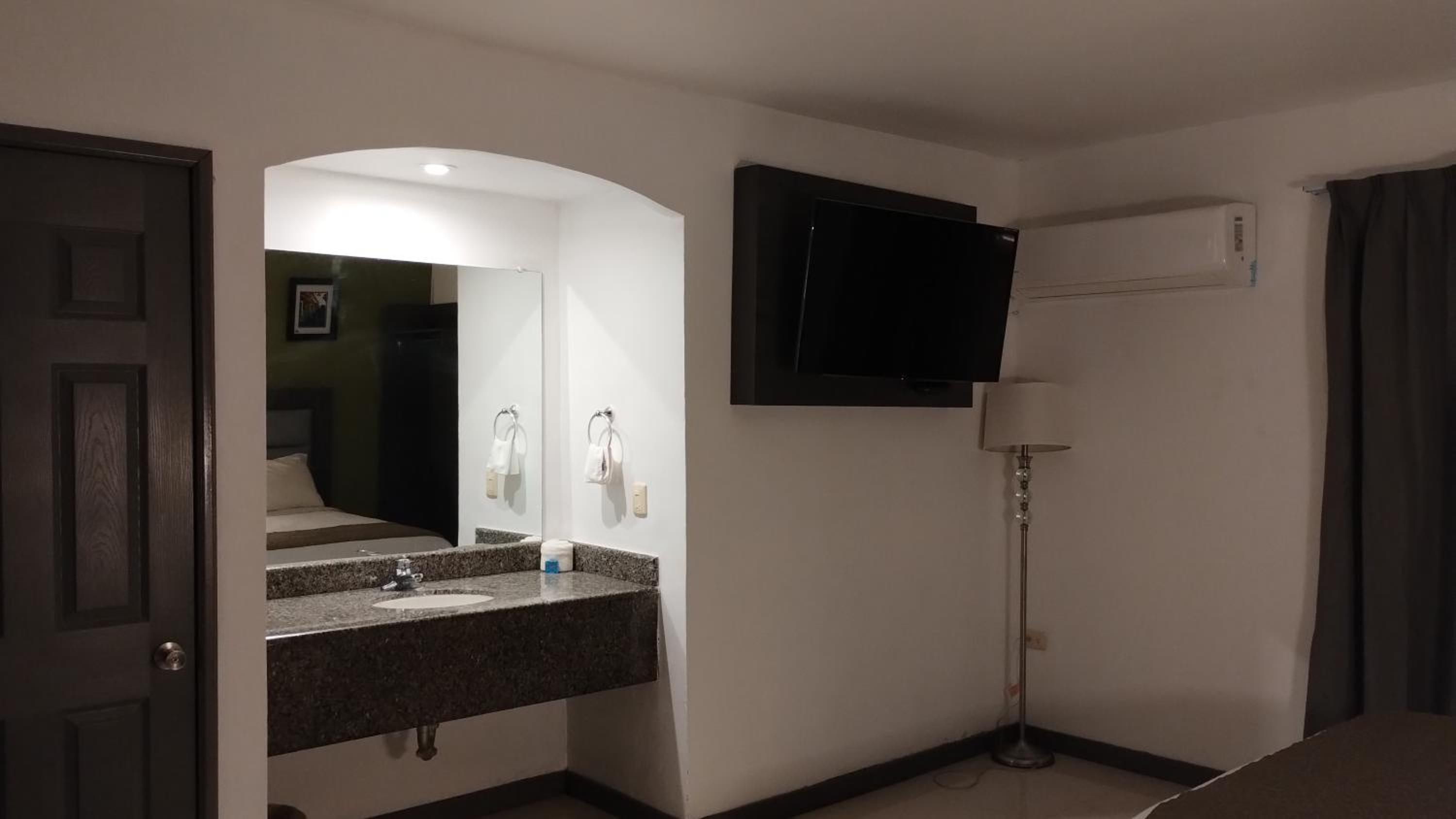 Twin Room - Photo 3