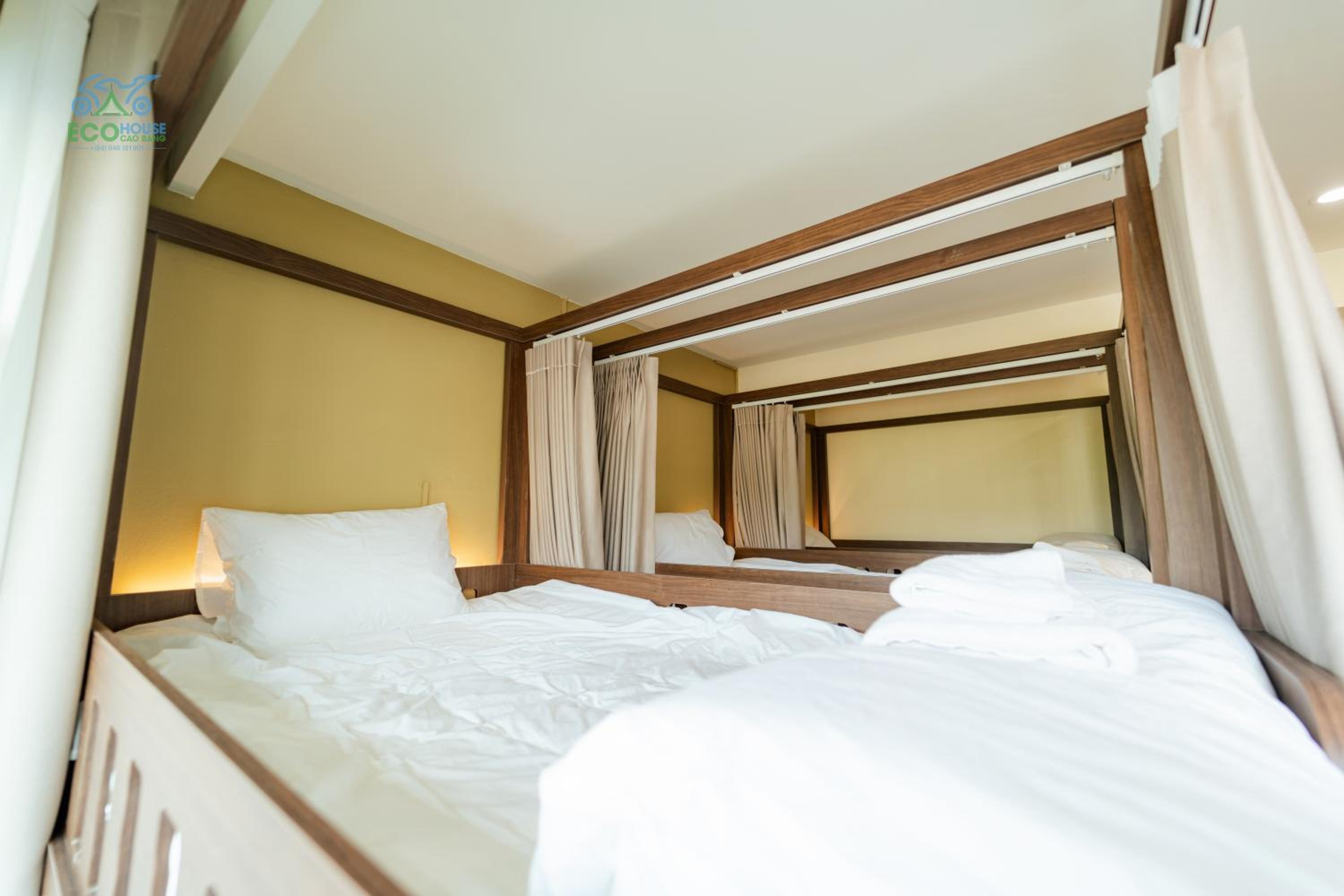 8-Bed Mixed Dormitory Room photo 3