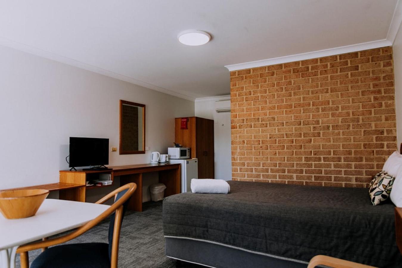Basic Motel Room  photo 2