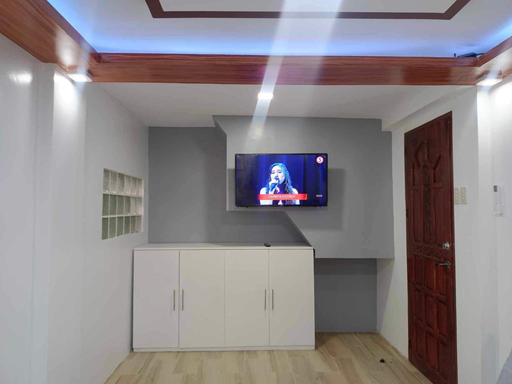 Deluxe Queen Suite - Photo 6