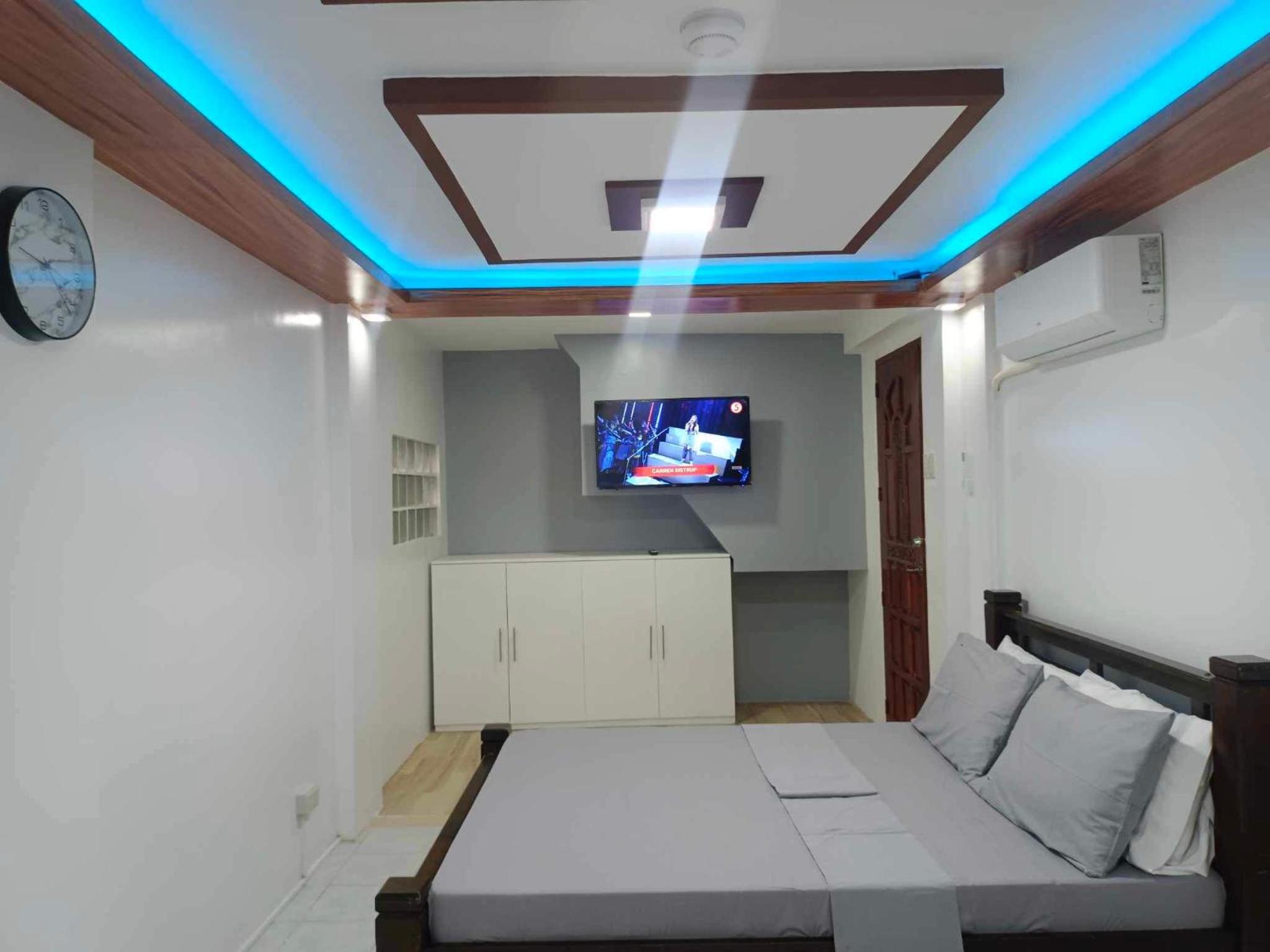 Deluxe Queen Suite - Photo 5