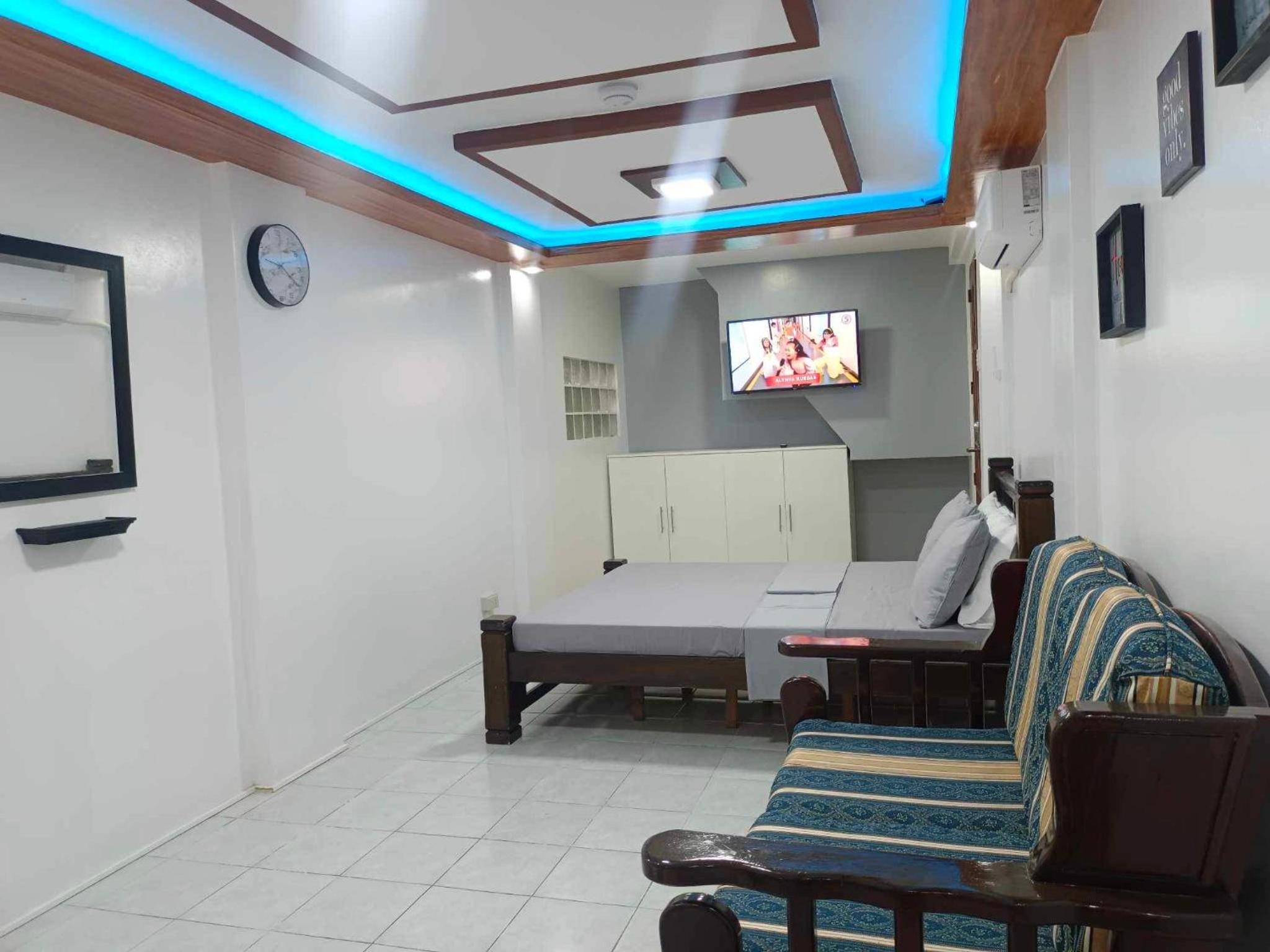 Deluxe Queen Suite - Photo 7