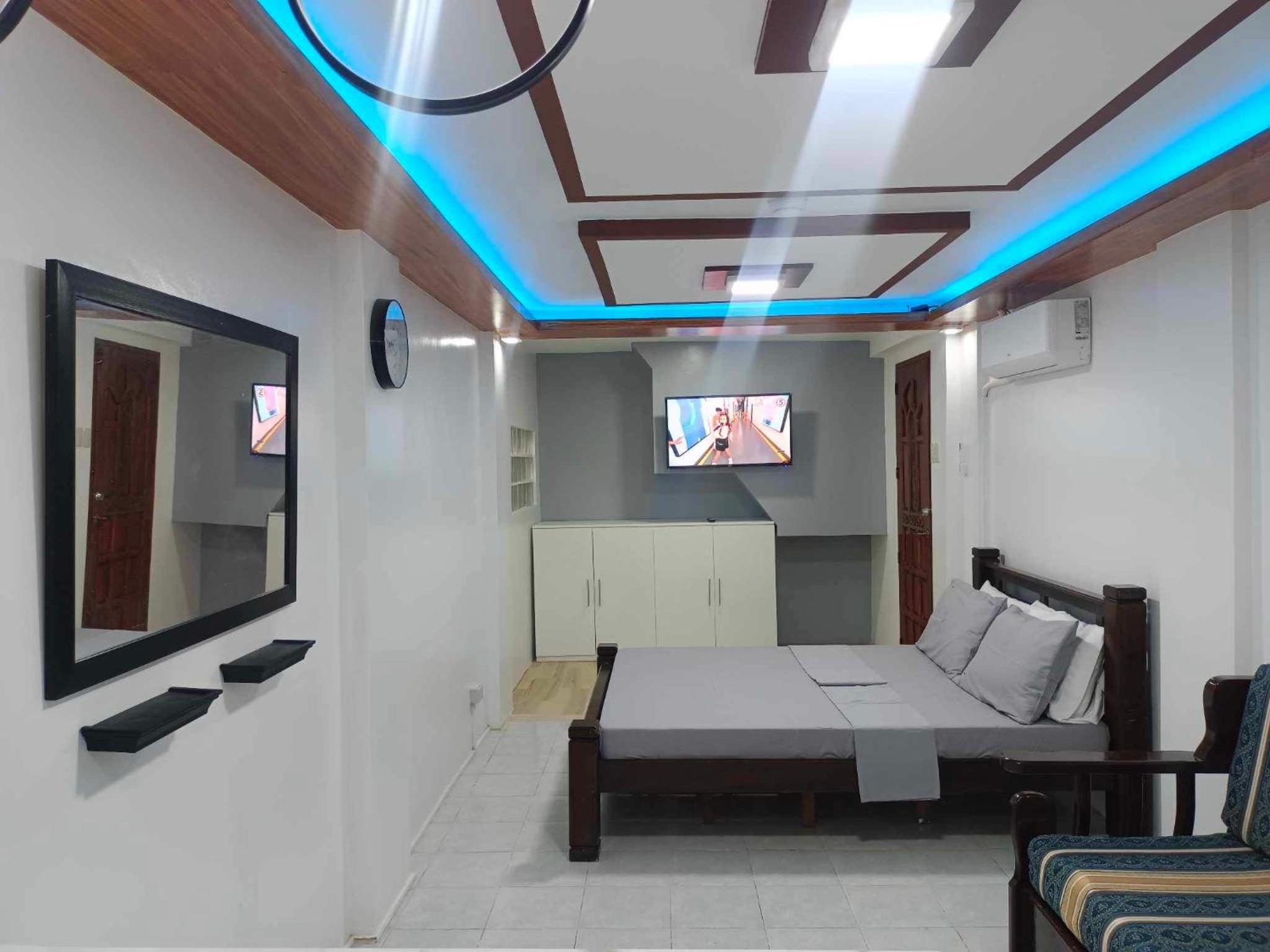 Deluxe Queen Suite - Photo 16
