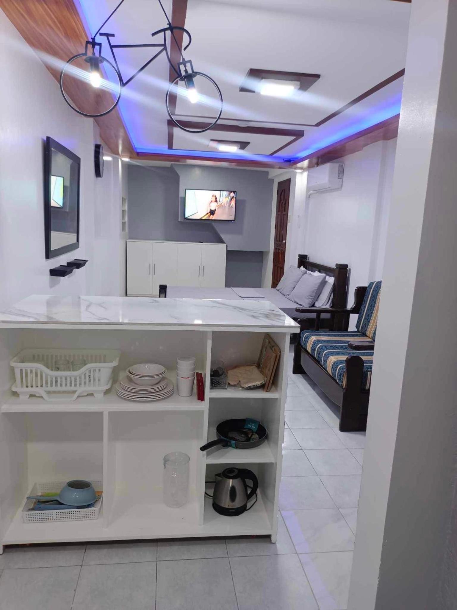 Deluxe Queen Suite - Photo 15