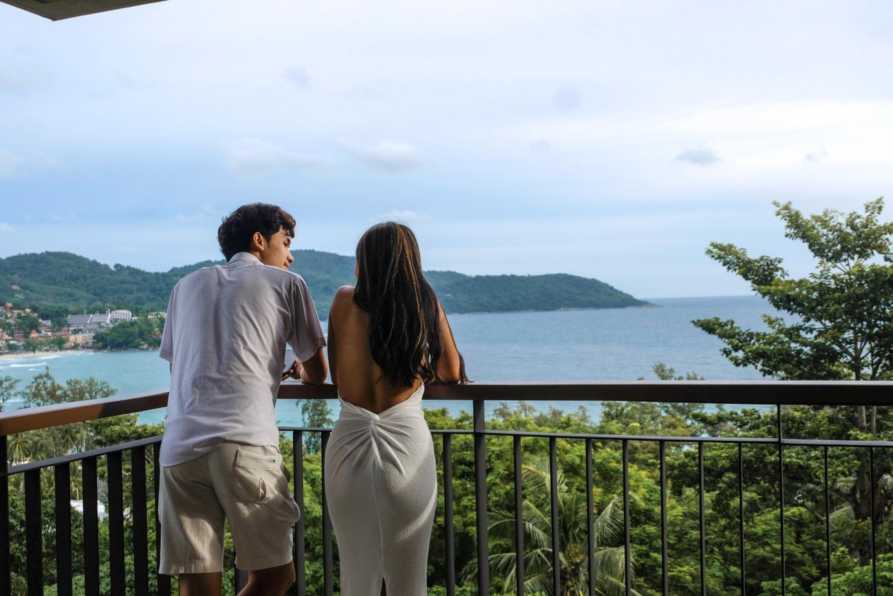 Deluxe King Room with Balcony and Sea View - Photo 3