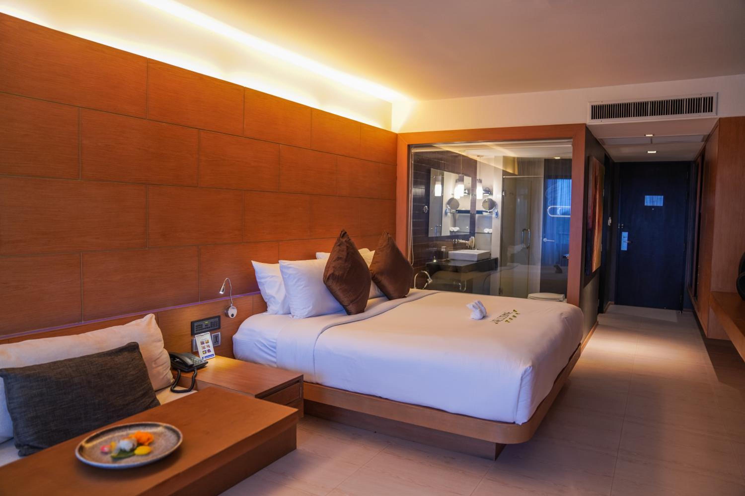 Deluxe King Room with Balcony and Sea View - Photo 6